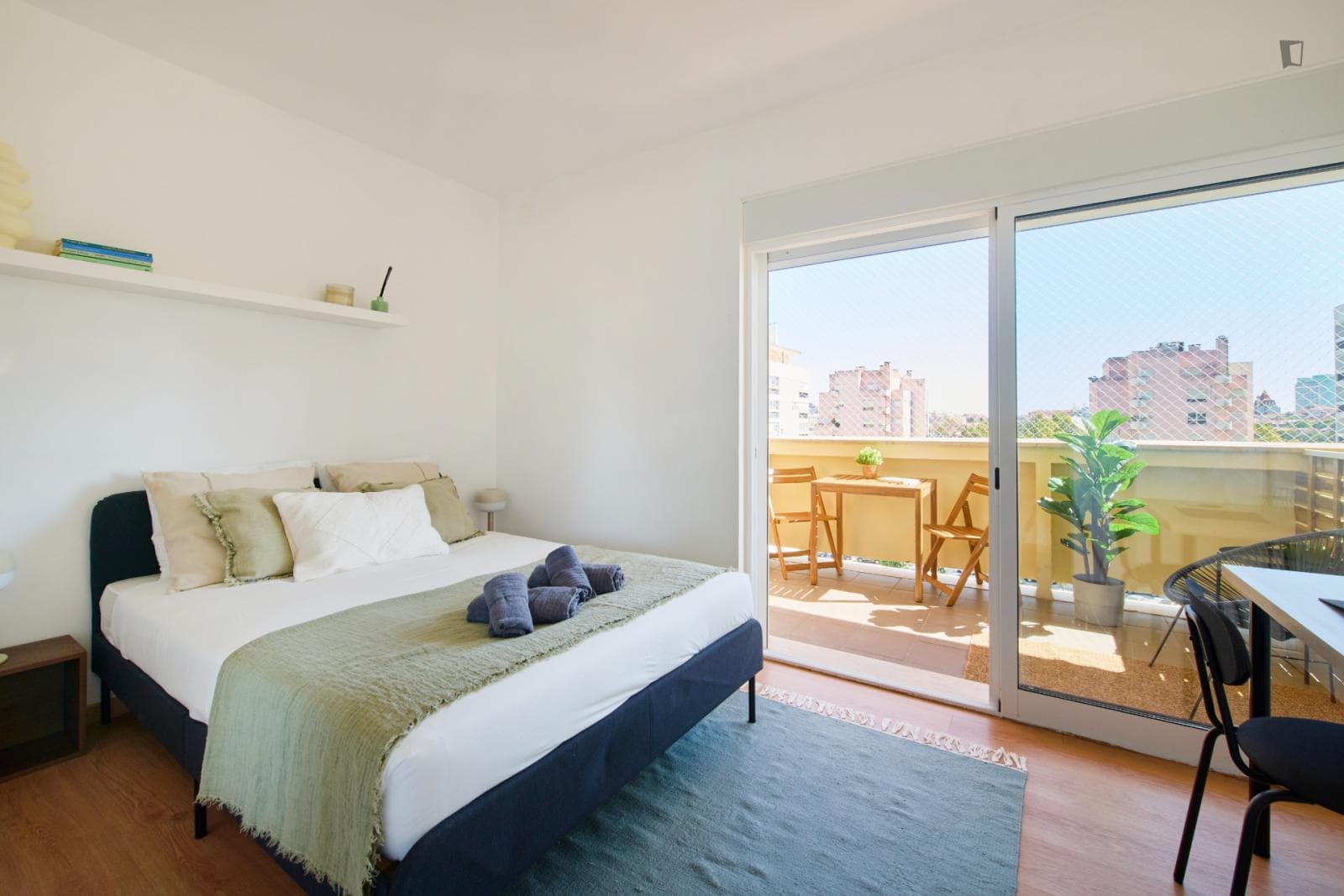 Luminous double bedroom with a balcony, in Alvalade photo 1