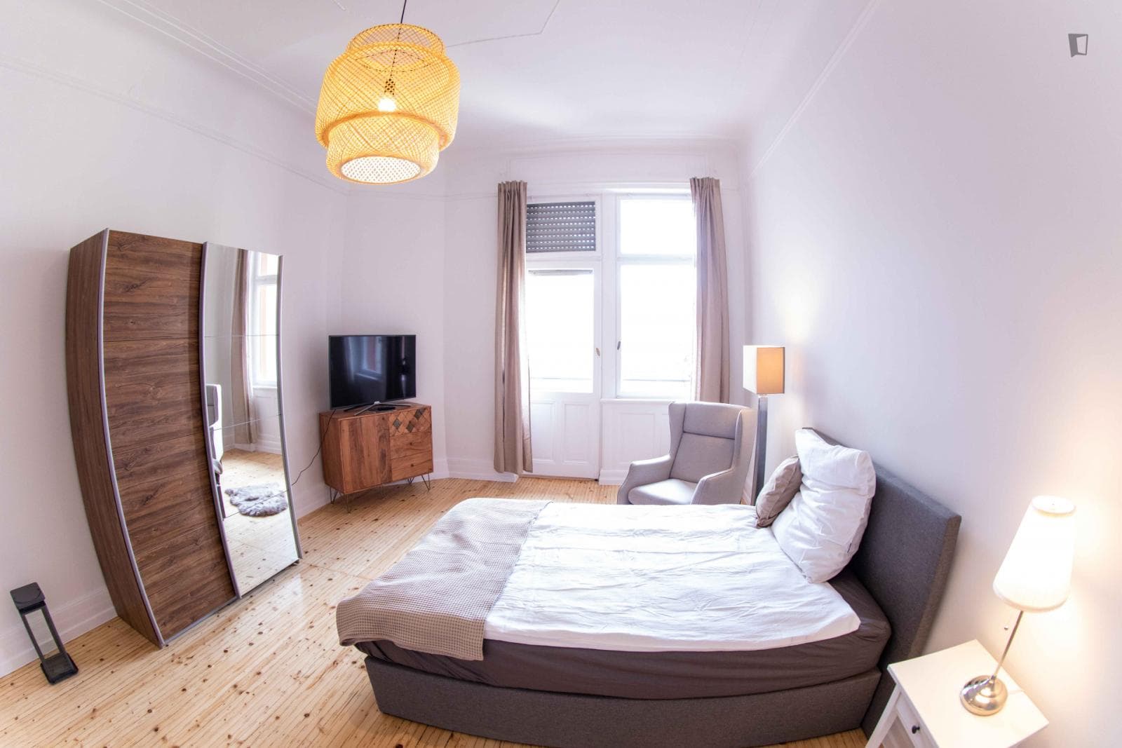 Pleasant single bedroom with TV and balcony photo 1
