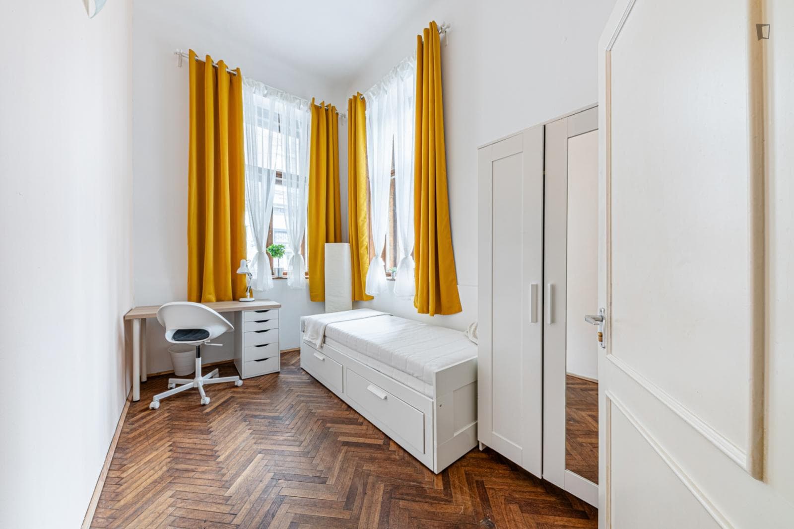 Welcoming single bedroom in shared flat in the ecletic Erzsébetváros neighbourhood photo 1