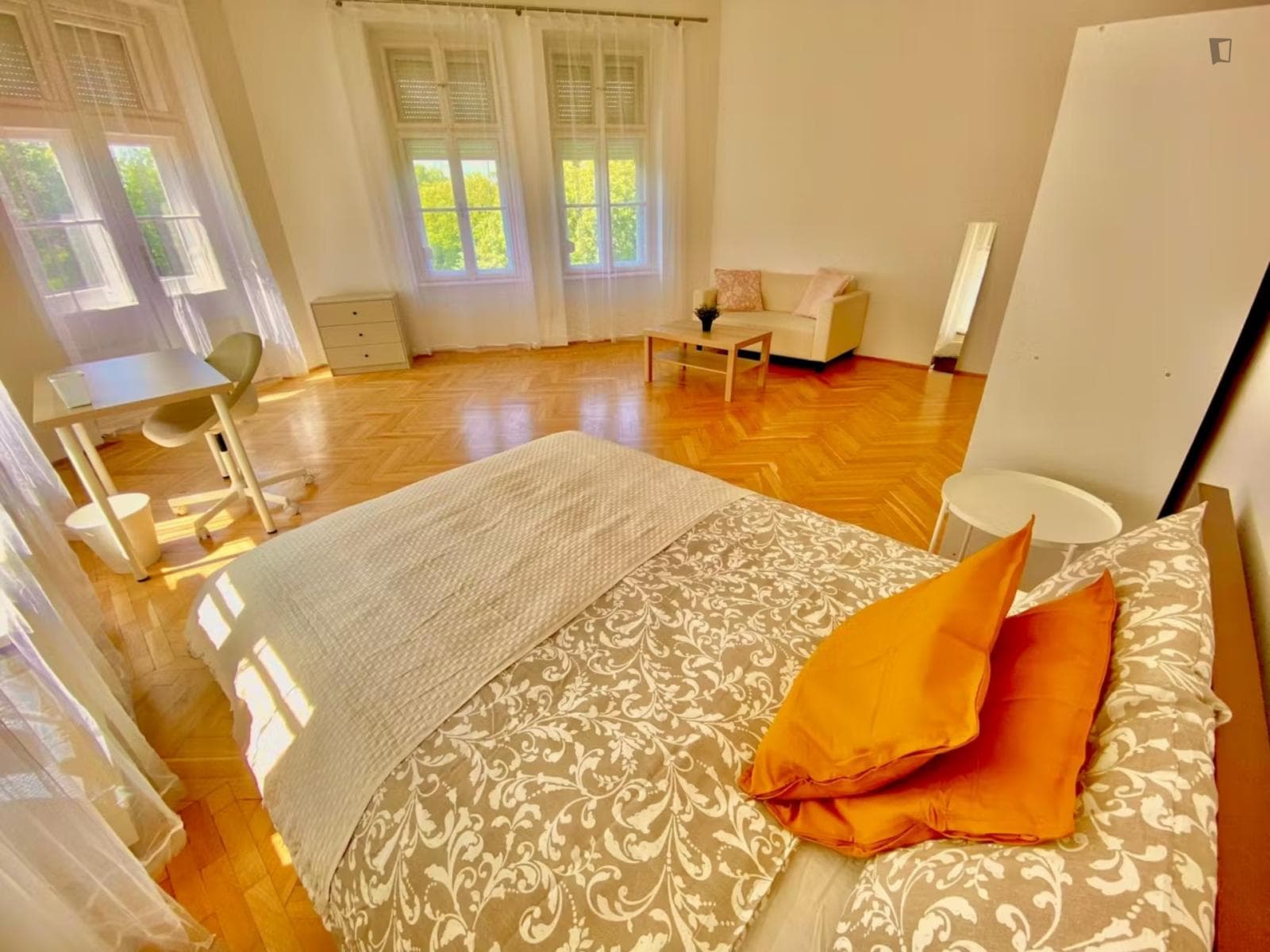 Large double bedroom in District VIII photo 1