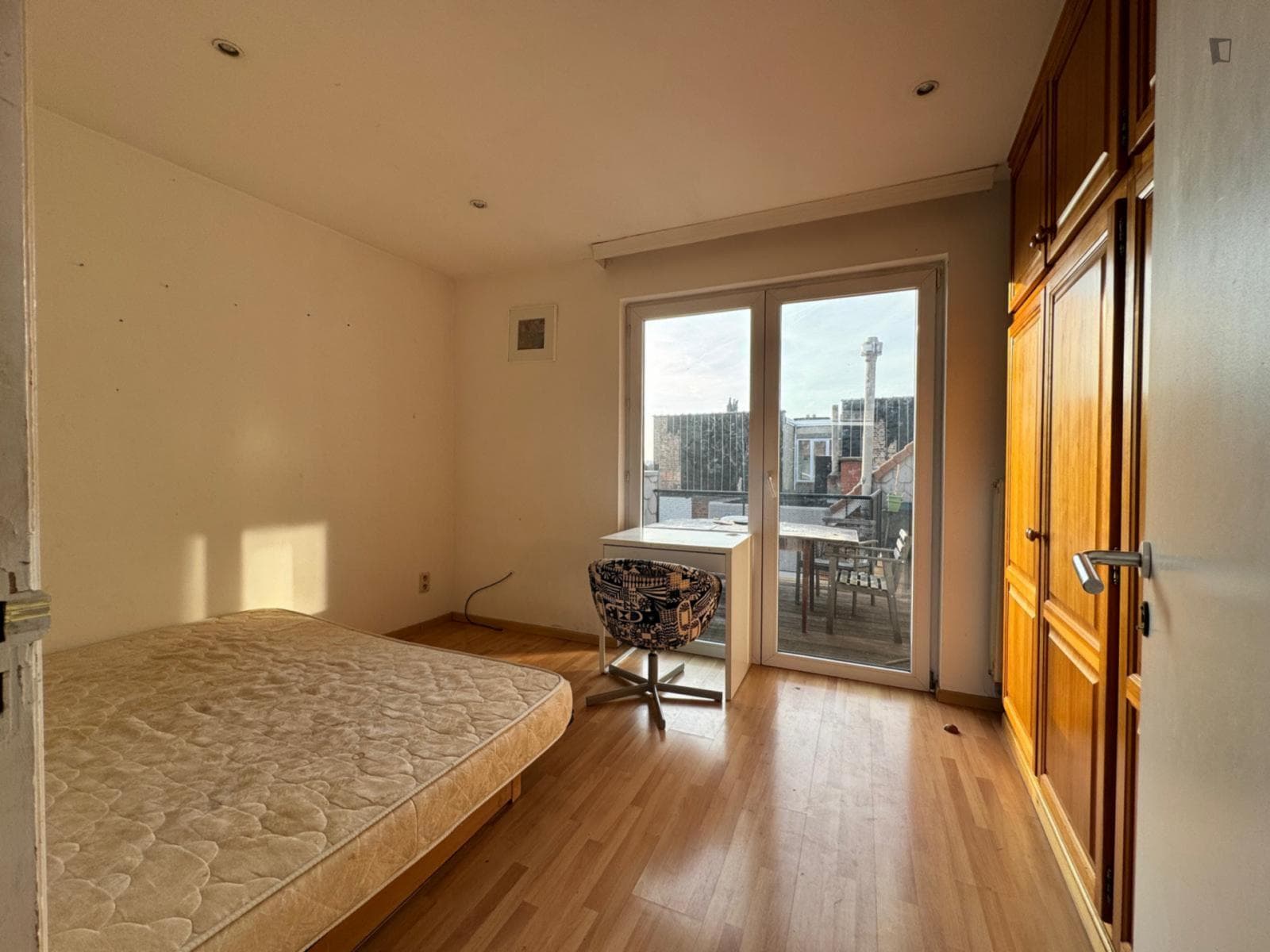 Cosy double bedroom with a balcony, in Evere photo 1