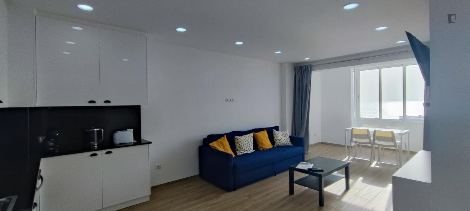 Bright and sunny flat in Quarteira  photo 1