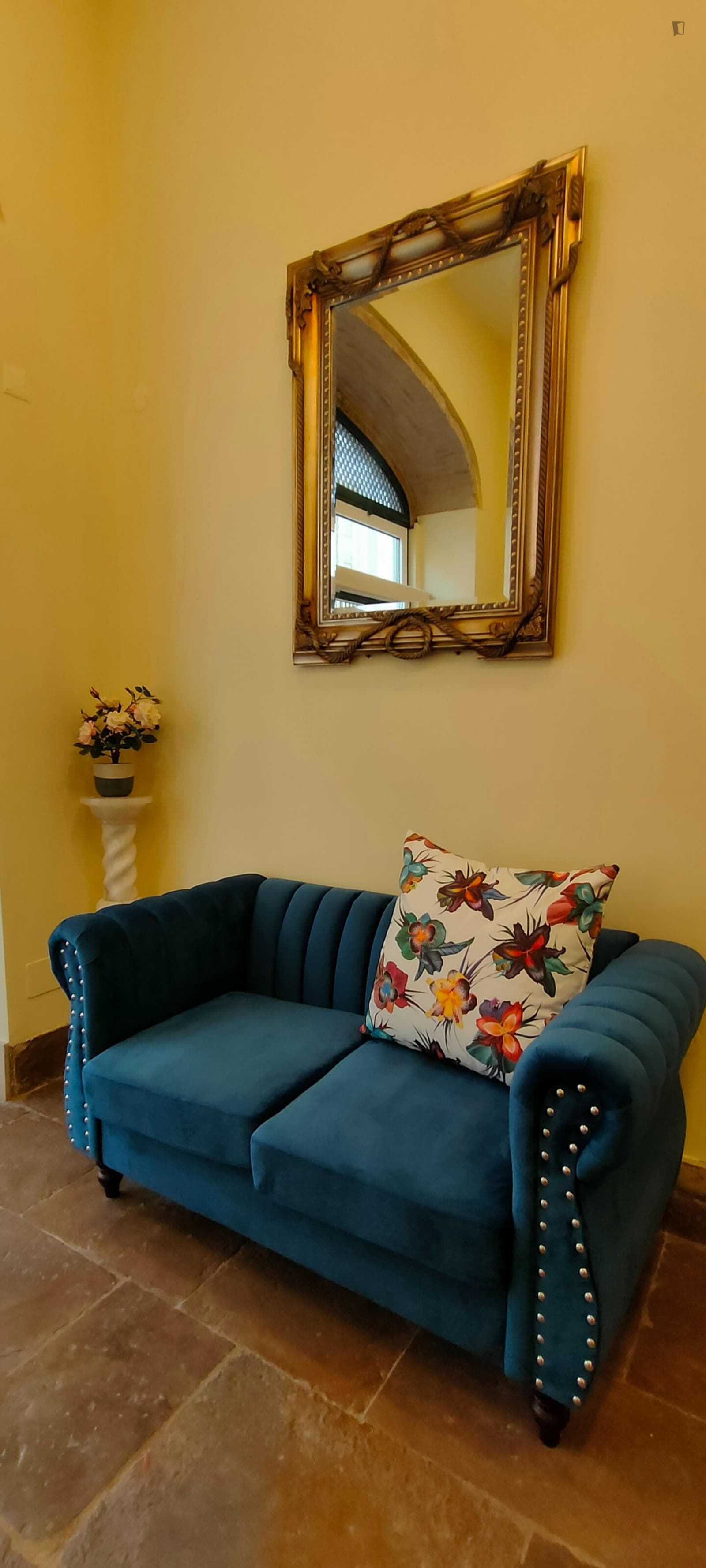 Elegant 2-bedroom flat in the vicinity of several cultural landmarks photo 1