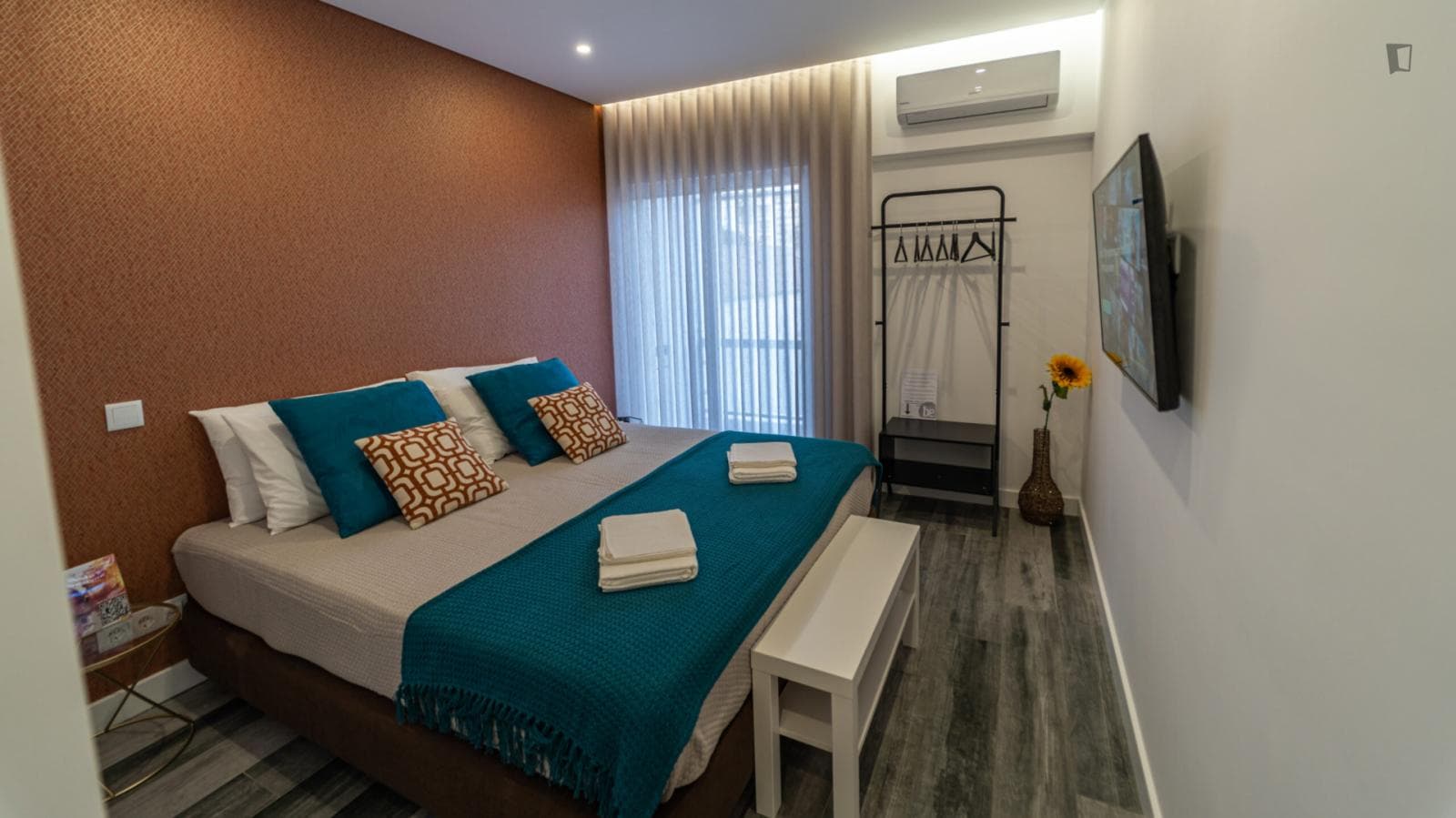 Colourful double ensuite bedroom near the Faro train station photo 1