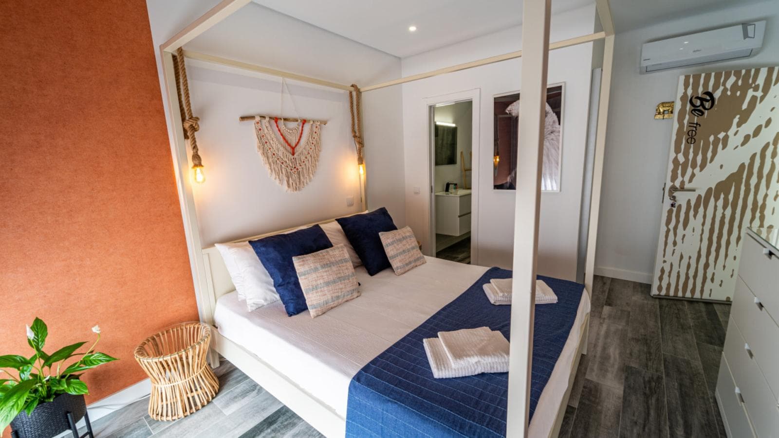Inviting double ensuite bedroom in the heart of Faro photo 1