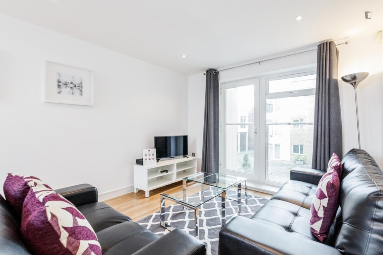 Snug 2-bedroom flat near University Of Surrey  photo 1