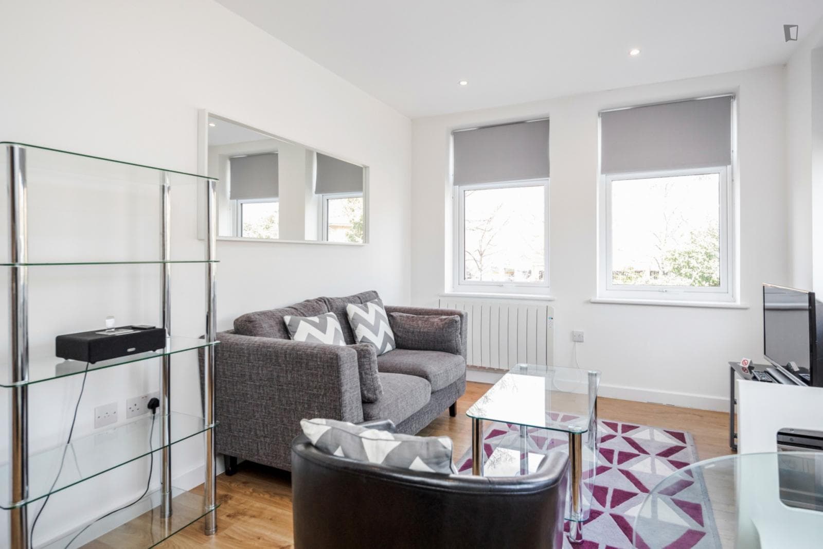 Tasteful 1-bedroom flat in Leatherhead photo 1