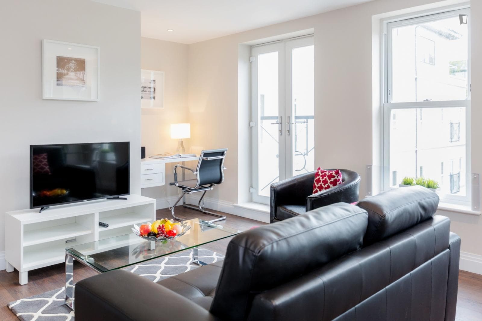 Tasteful 1-bedroom flat in Reidgate photo 1