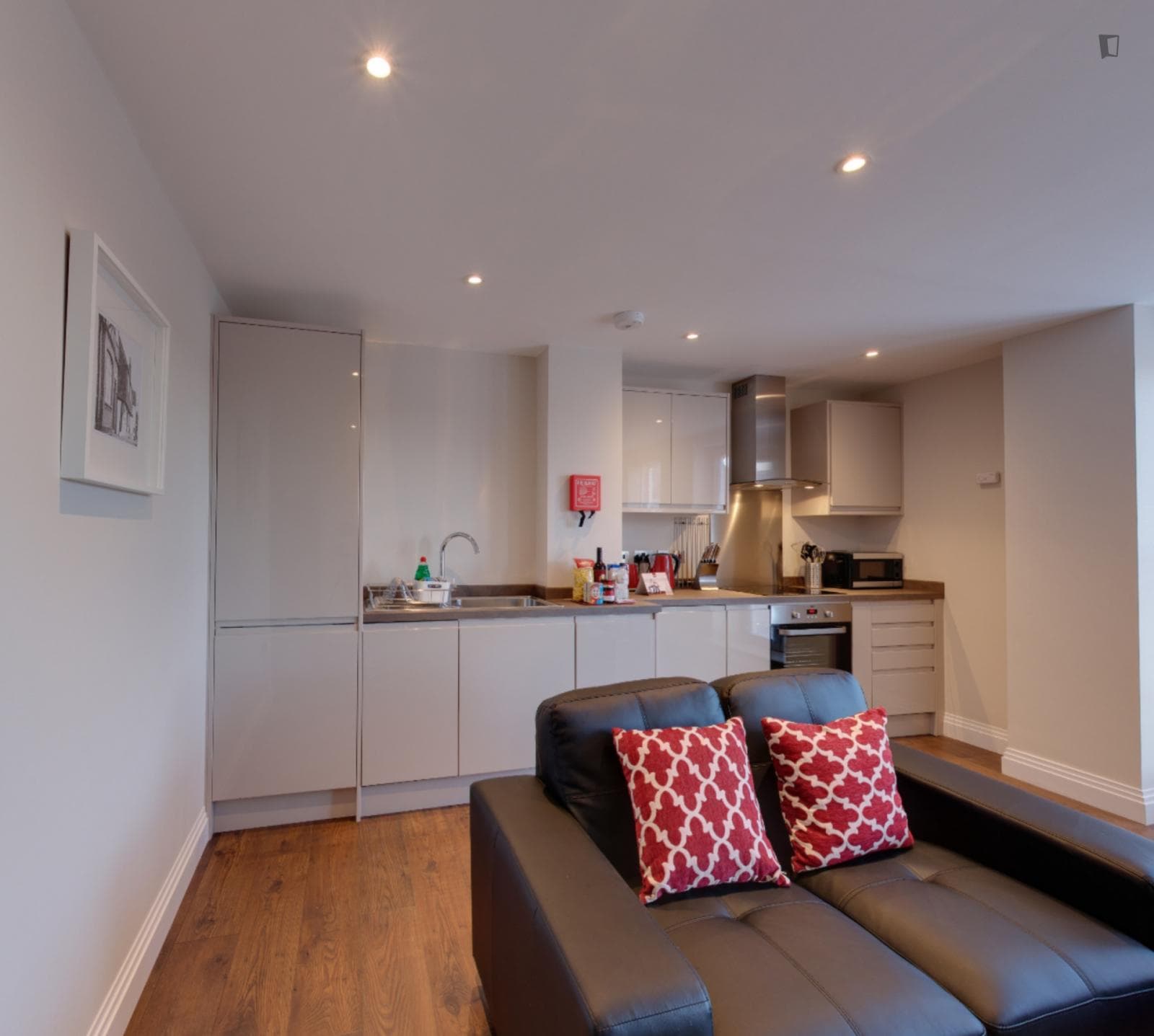 Modern 1-bedroom flat near the Reidgate train station photo 1