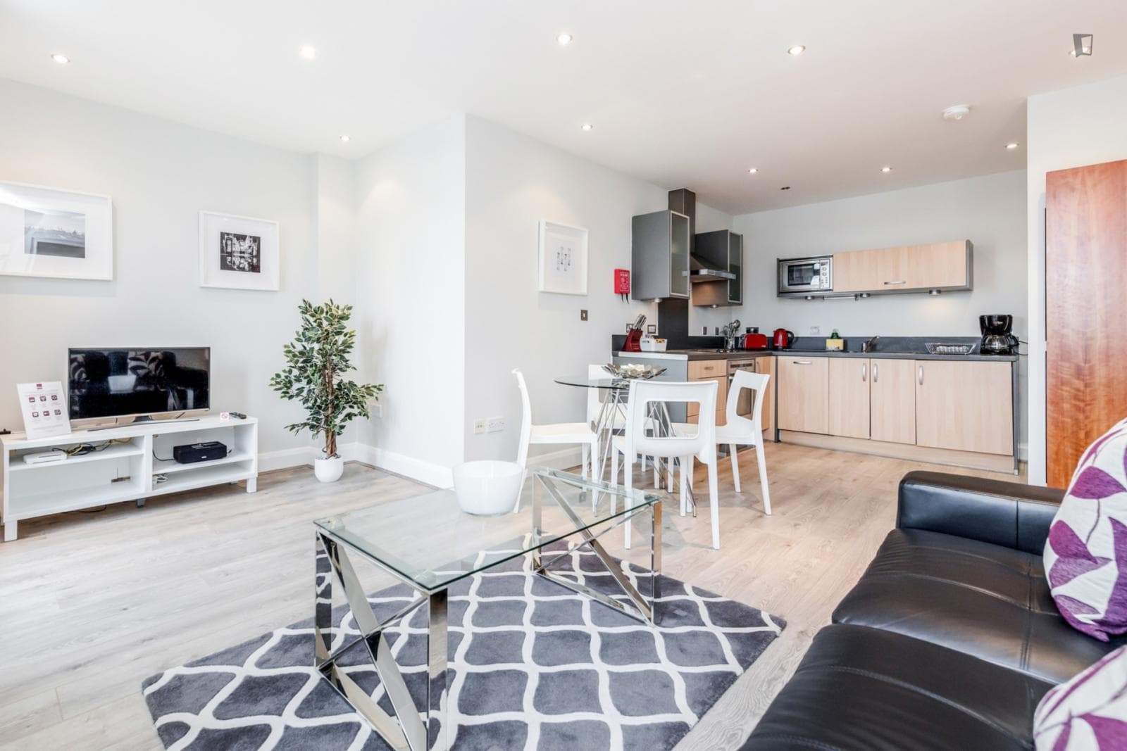 Excellent 1-bedroom flat in Staines-upon-Thames photo 1