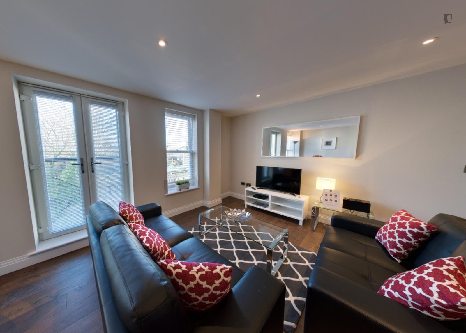 Attractive 2-bedroom apartment in Reidgate photo 1