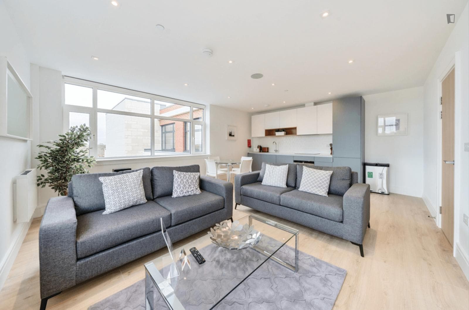 Pleasant 1-bedroom flat in Chertsey photo 1
