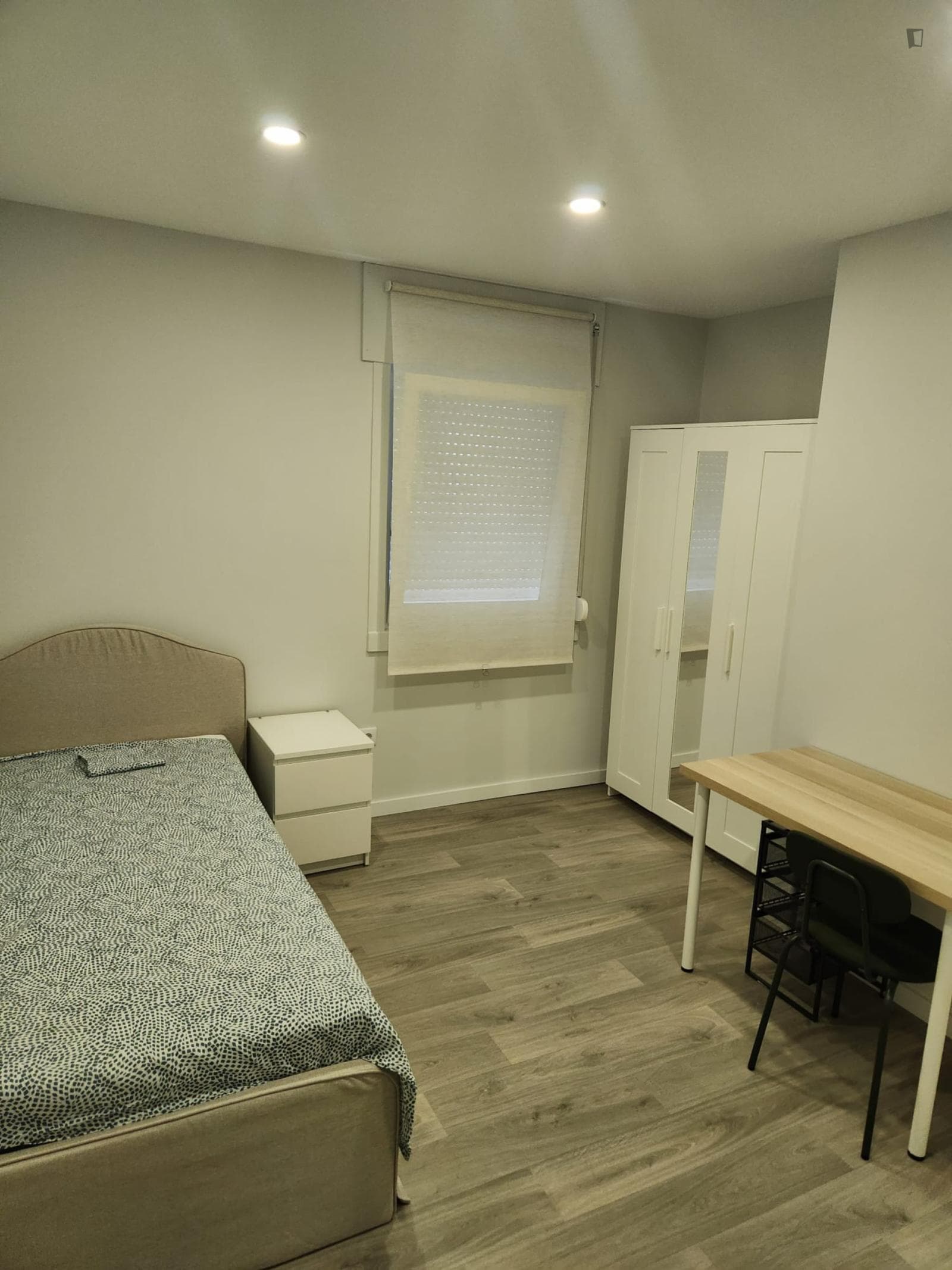 Comfy bedroom with a private bathroom photo 1