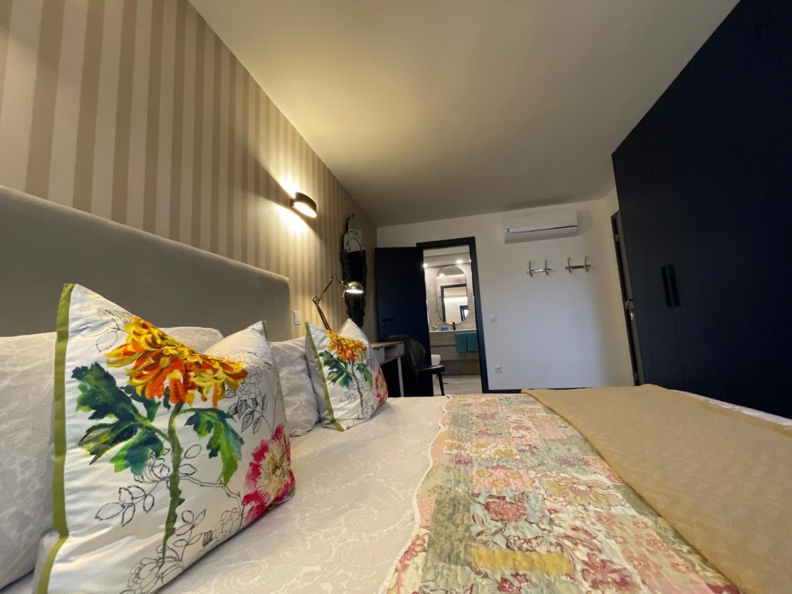 Gorgeous ,Large Bedroom With En-Suit Bathroom close to FEP Universityand photo 1