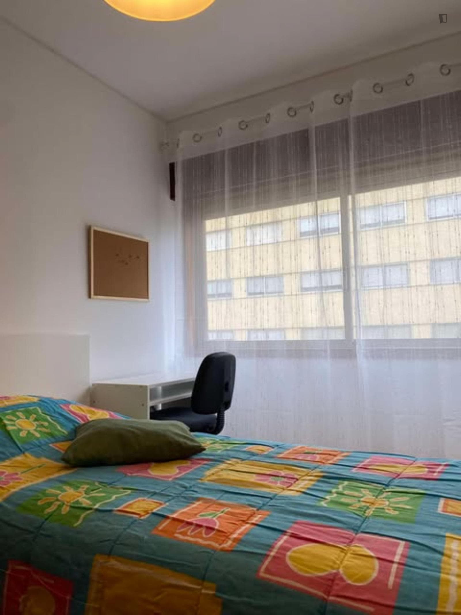 Sunny bedroom in Matosinhos area photo 1
