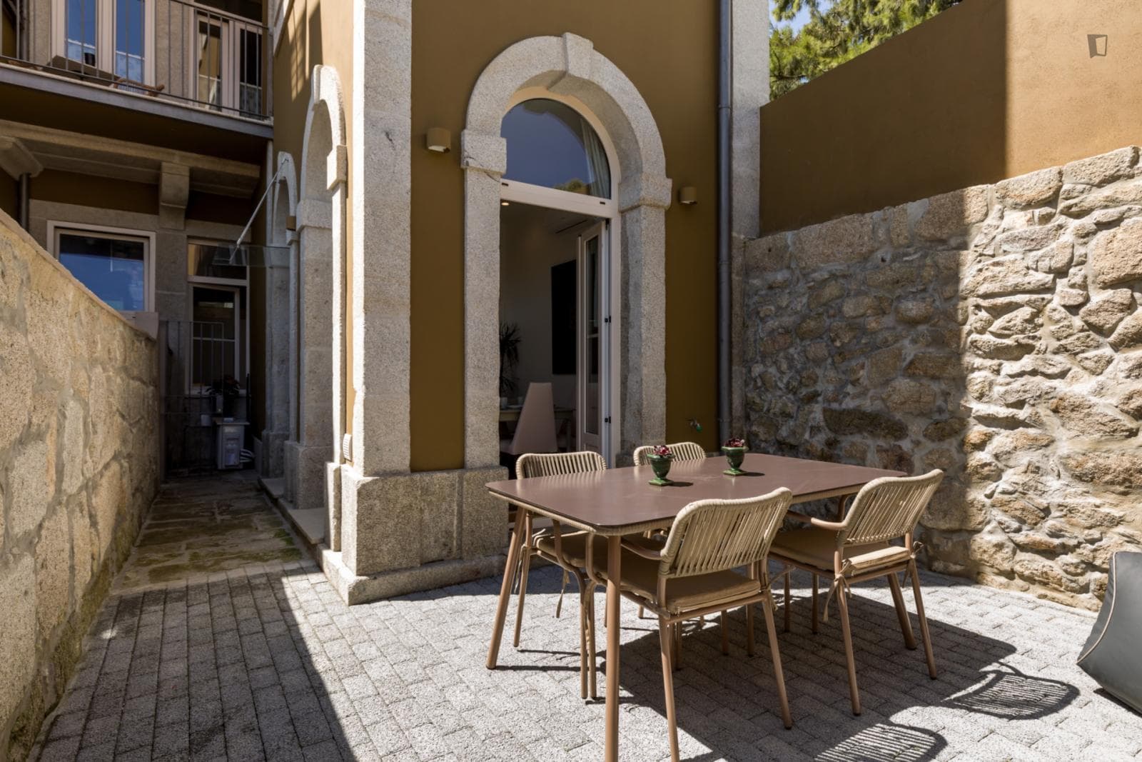 Welcoming central apartment with a garden area photo 1