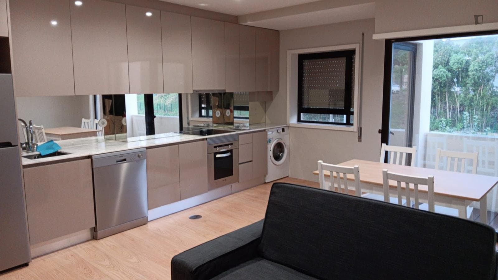 Excellent renovated 1-bedroom flat with balcony photo 1