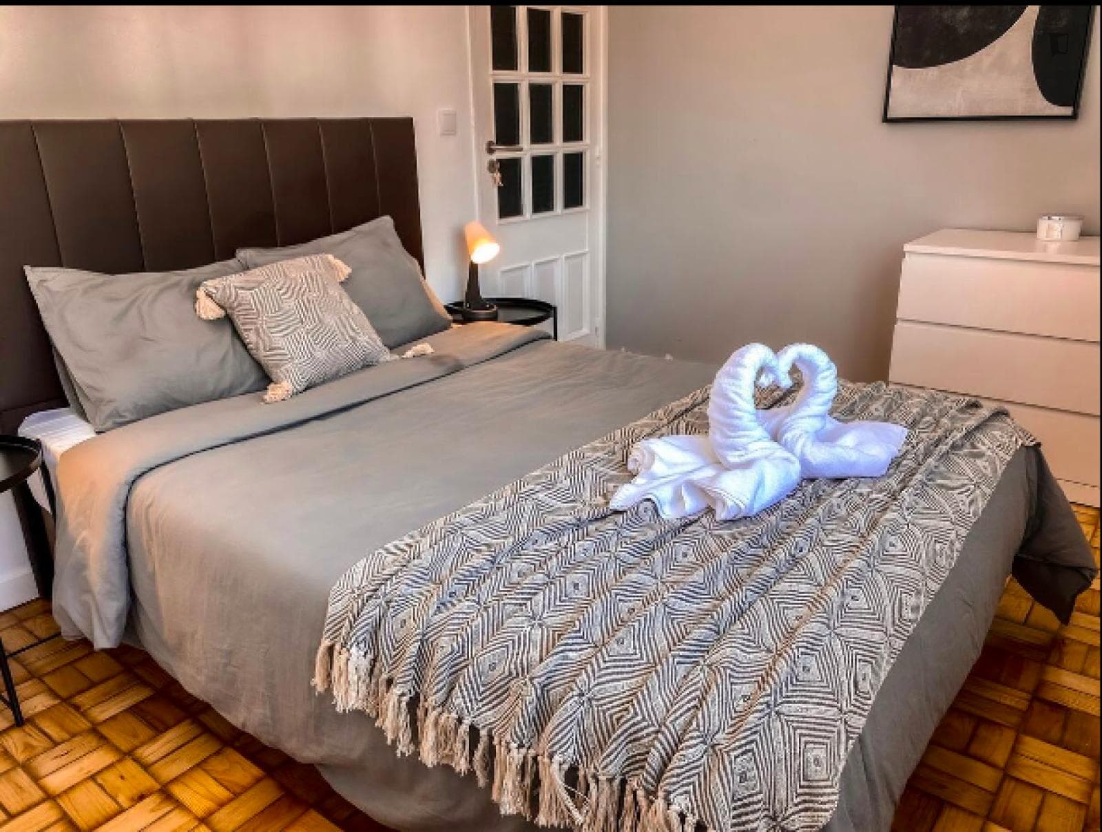 Splendid double bedroom next to Campanhã metro station photo 1