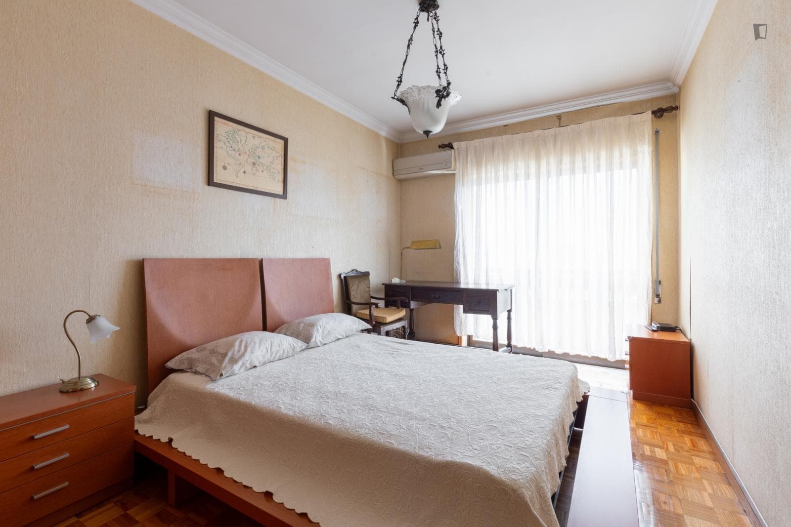 Spacious double bedroom, with balcony, in 3-bedroom apartment photo 1
