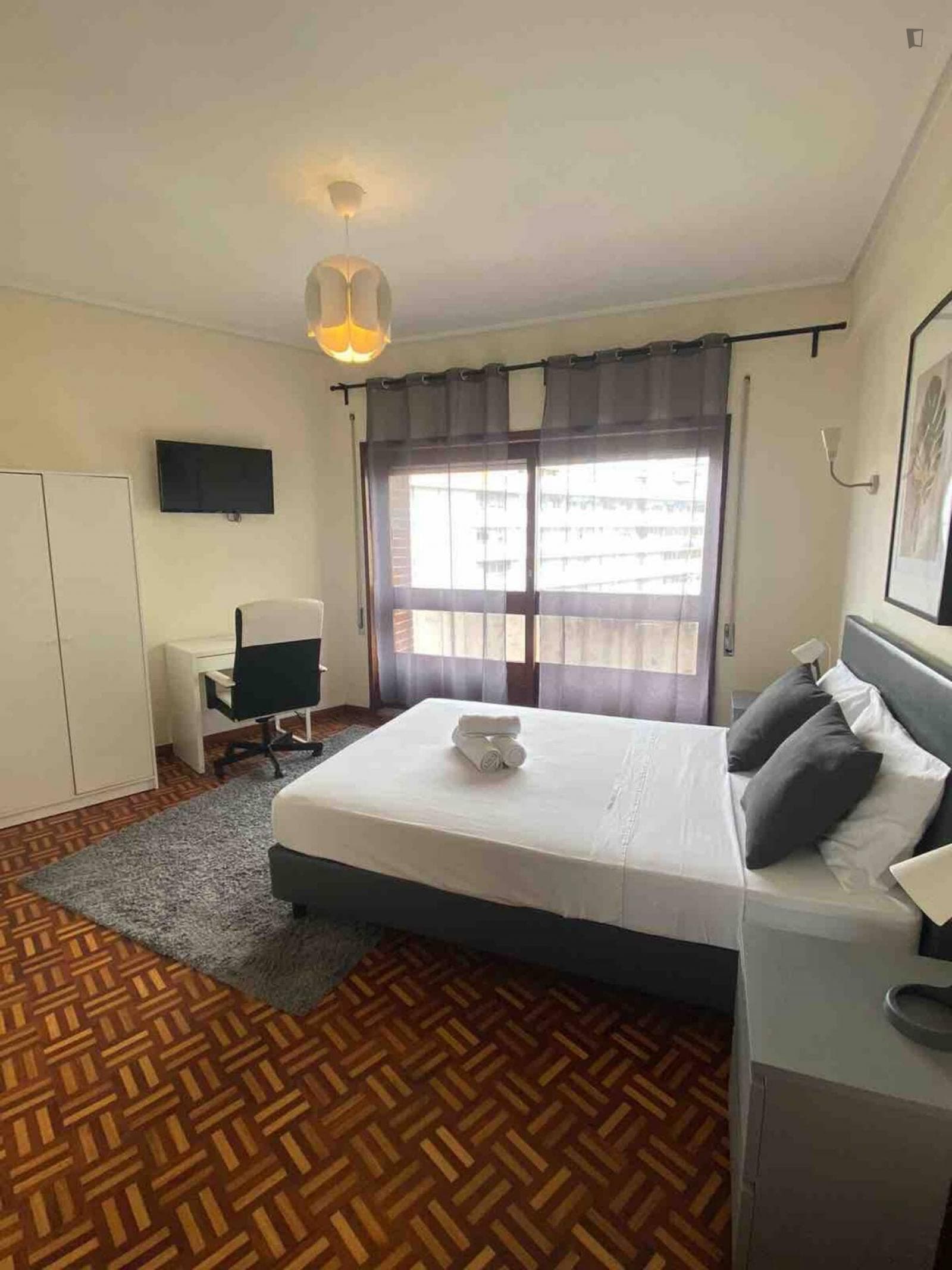 Lovely double bedroom in a 10-bedroom flat photo 1