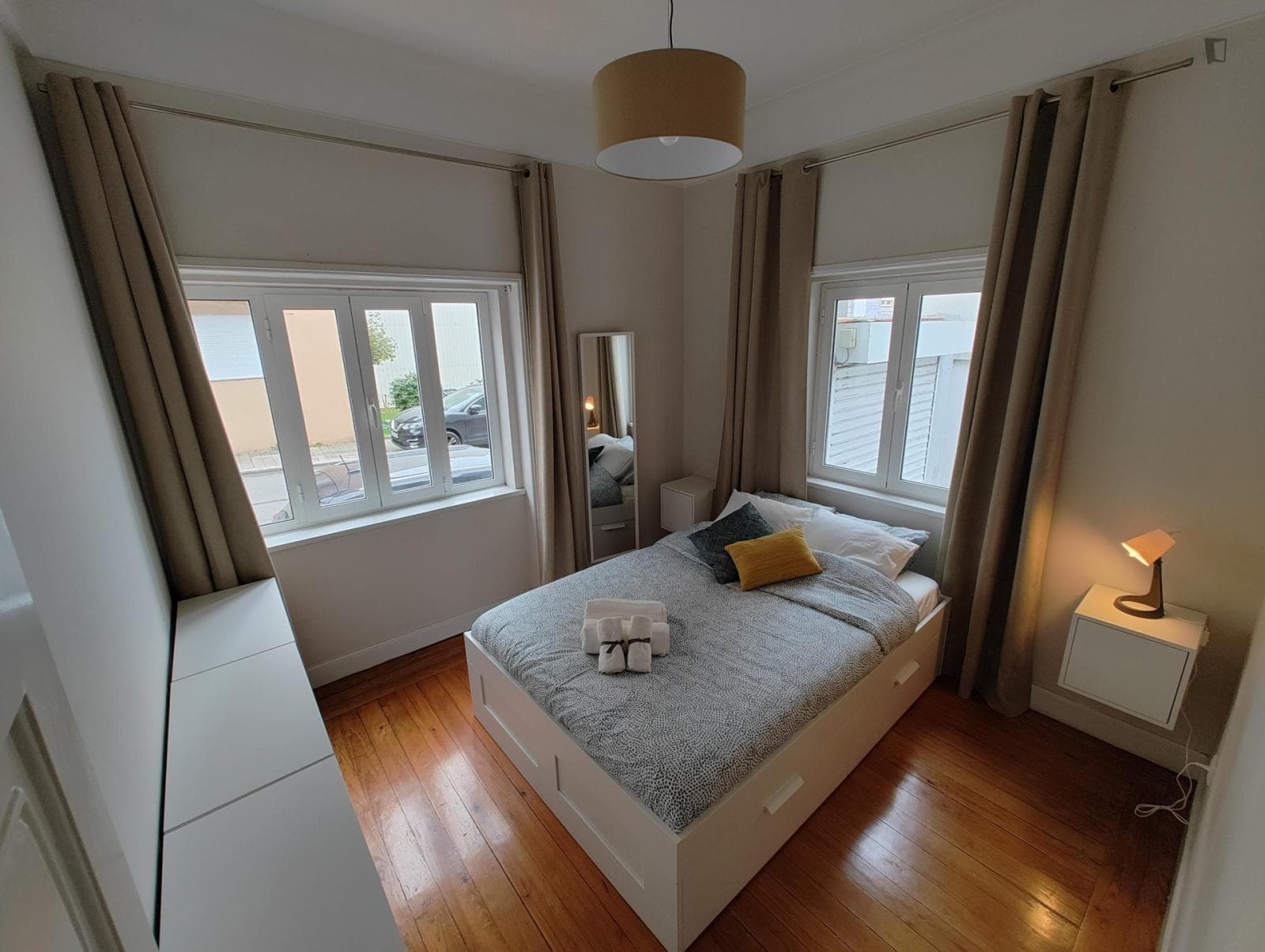 Sunny bedroom in a 3-bedroom flat photo 1