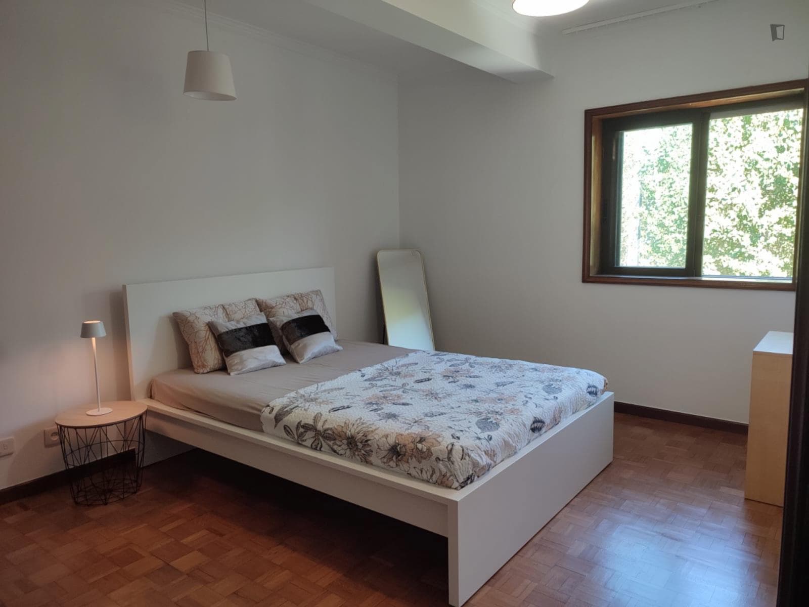 Double bedroom in 3-bedroom apartment photo 1