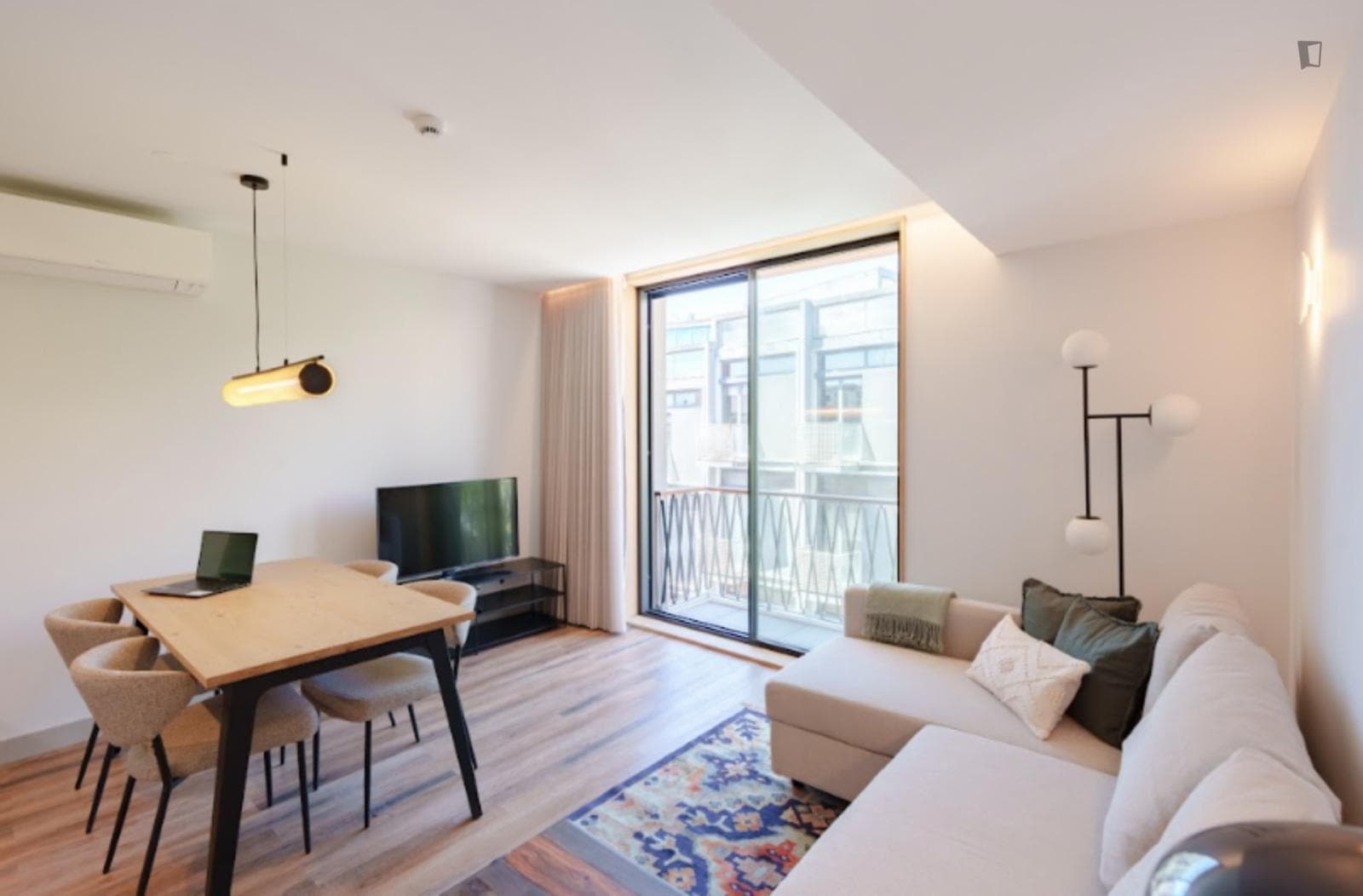 Charming 1-bedroom apartment close to Trindade metro station photo 1