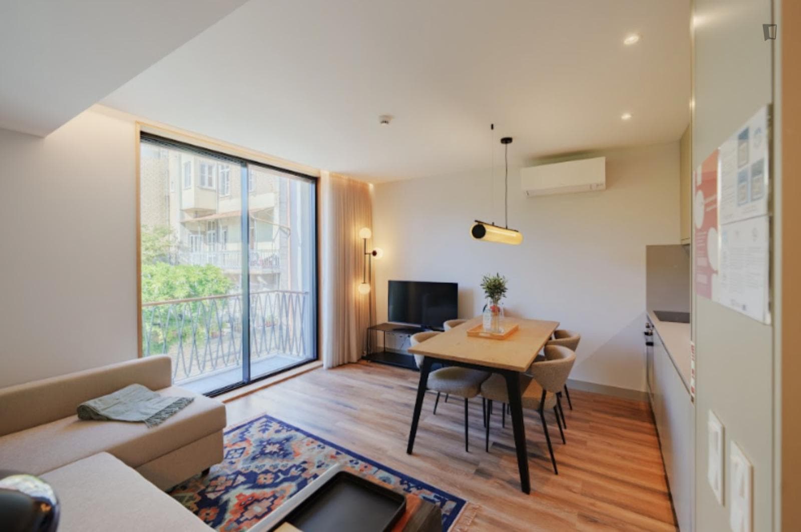 Lovely 1-bedroom apartment with balcony in proximity to Mercado do Bolhão photo 1