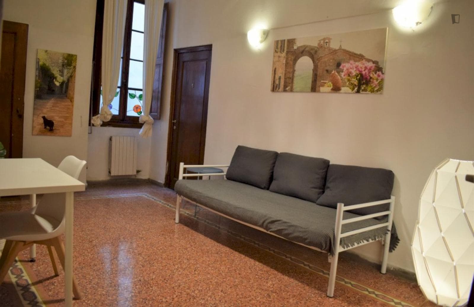 Bed in a neat twin ensuite bedroom, in Santa Maria Novella  photo 1