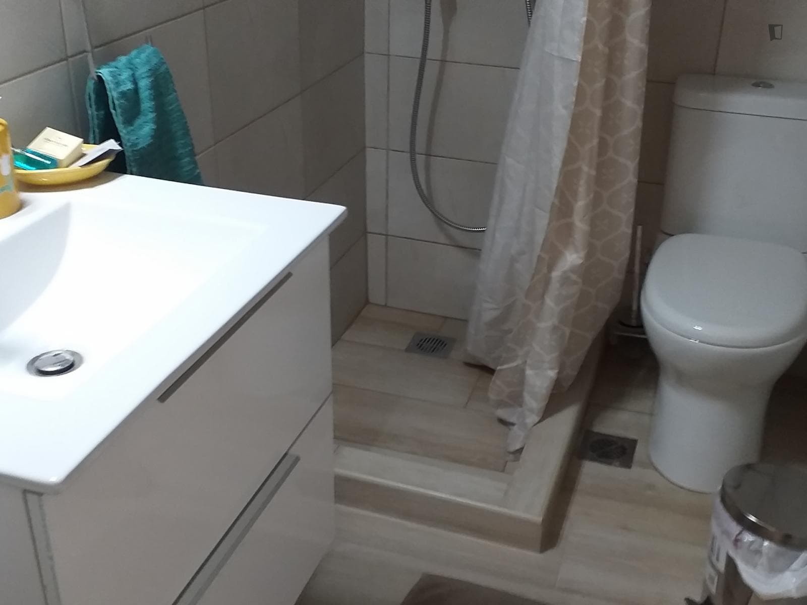 Central 4th flr Furnished Renovated Studio separate kitchen WIFI off Alexandras Ave photo 1