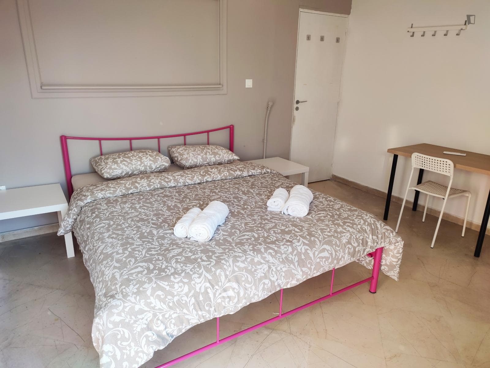 Modern double bedroom in a 10-bedroom apartment No18-3 photo 1