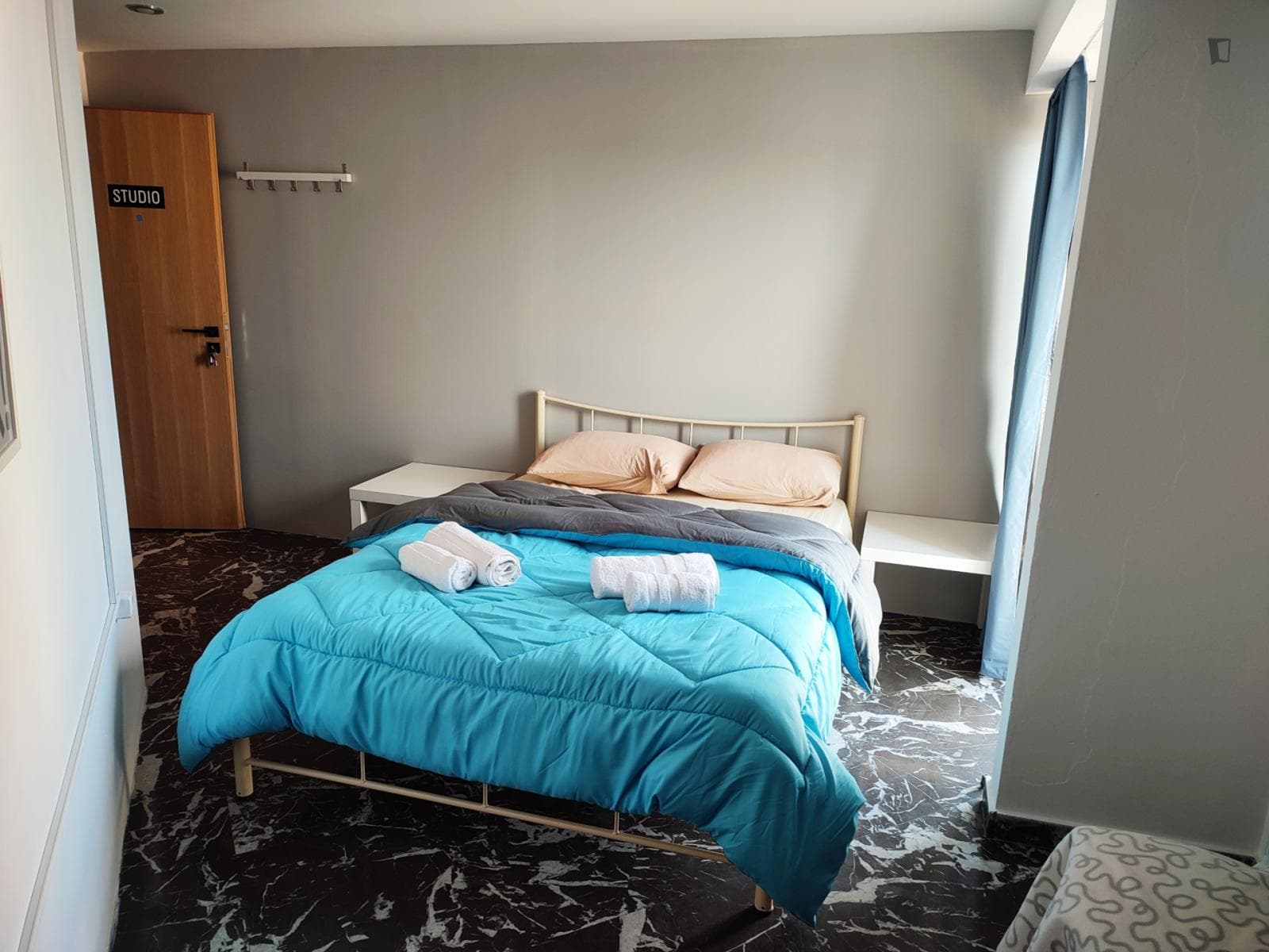 Modern double bedroom in a 10-bedroom apartment No18-9 photo 1