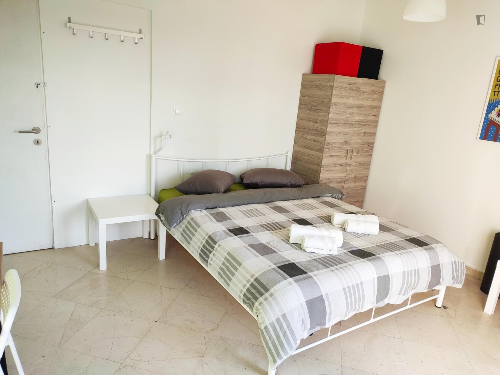 Modern double bedroom in a 10-bedroom apartment No18-4 photo 1