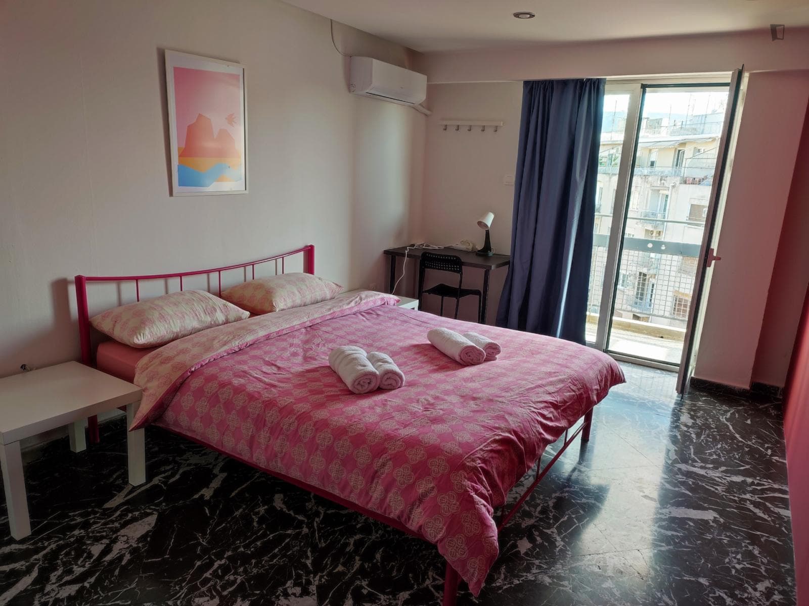 Modern double bedroom in a 10-bedroom apartment No18-10 photo 1