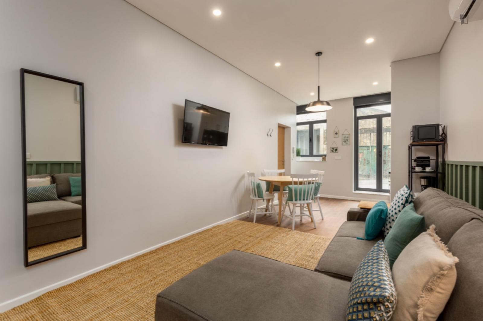 Inviting 1-bedroom apartment in proximity to General Torres metro station photo 1