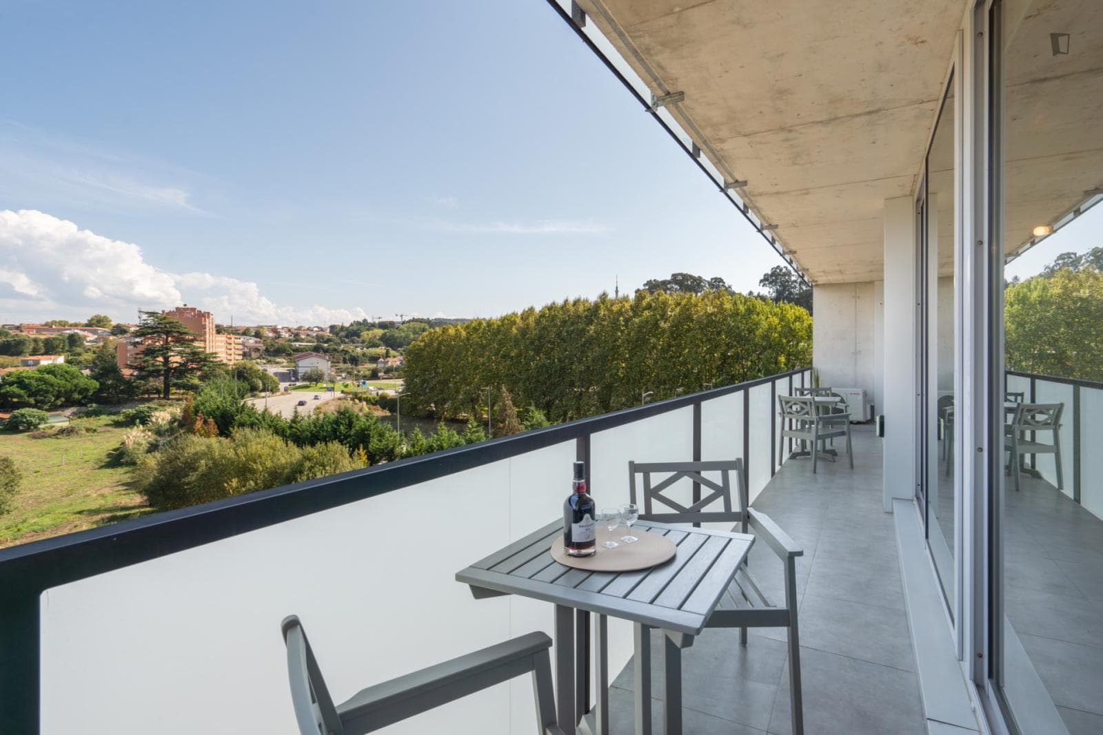 Breezy and modern 2-bedroom flat in Quebrantões photo 1