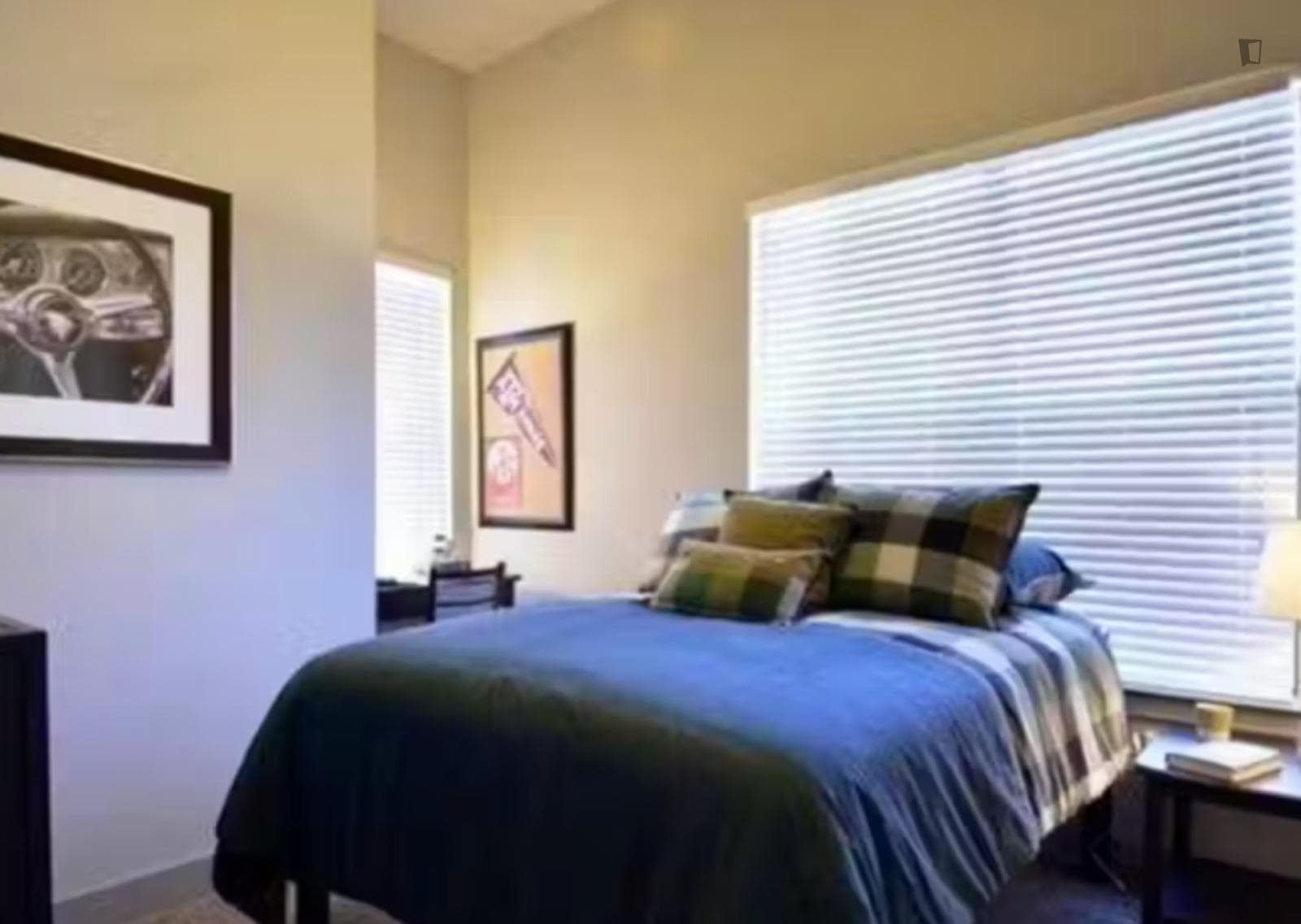 Cozy double ensuite bedroom close to Simpson Drill Field photo 1
