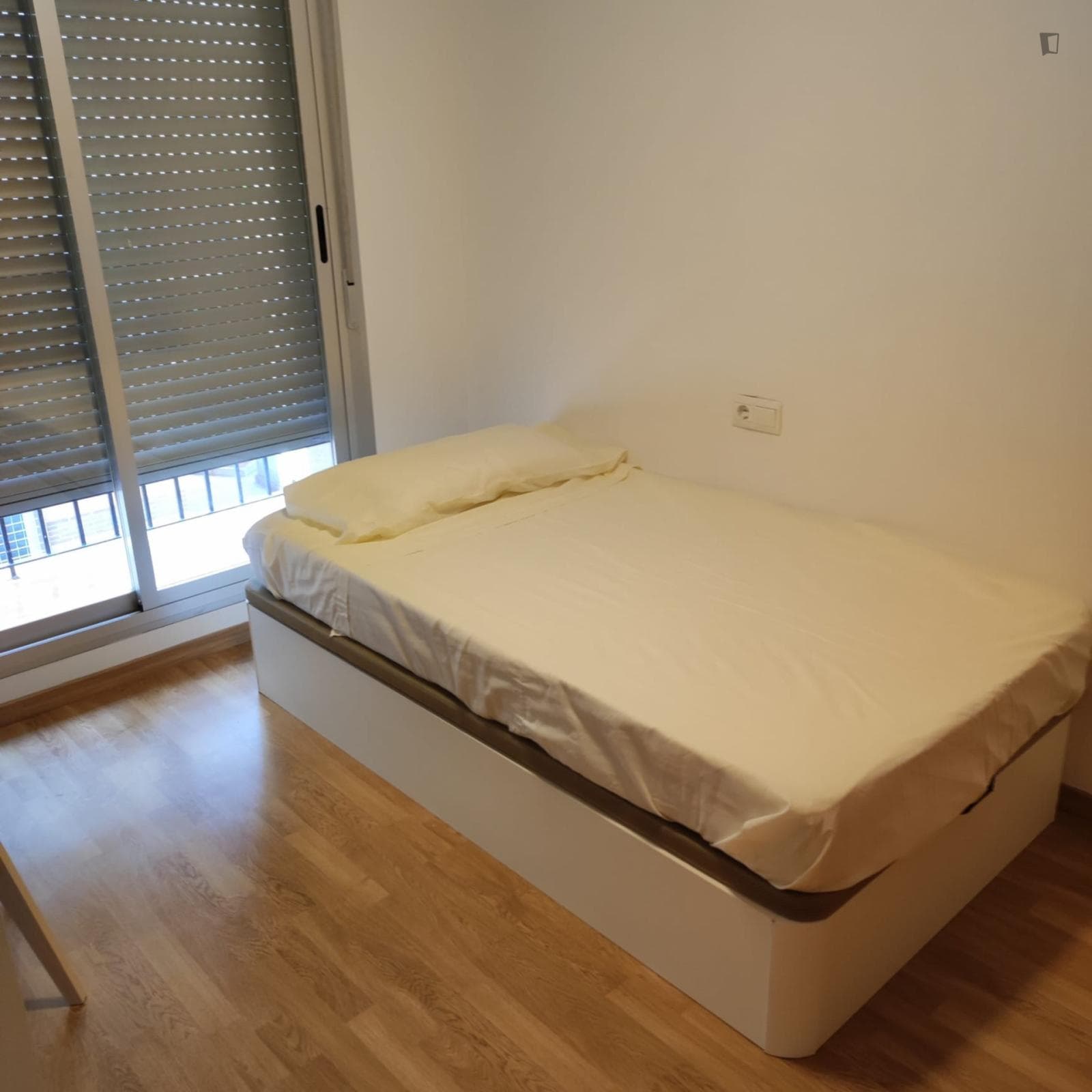 Single bedroom, with balcony, in 3-bedroom apartment photo 1