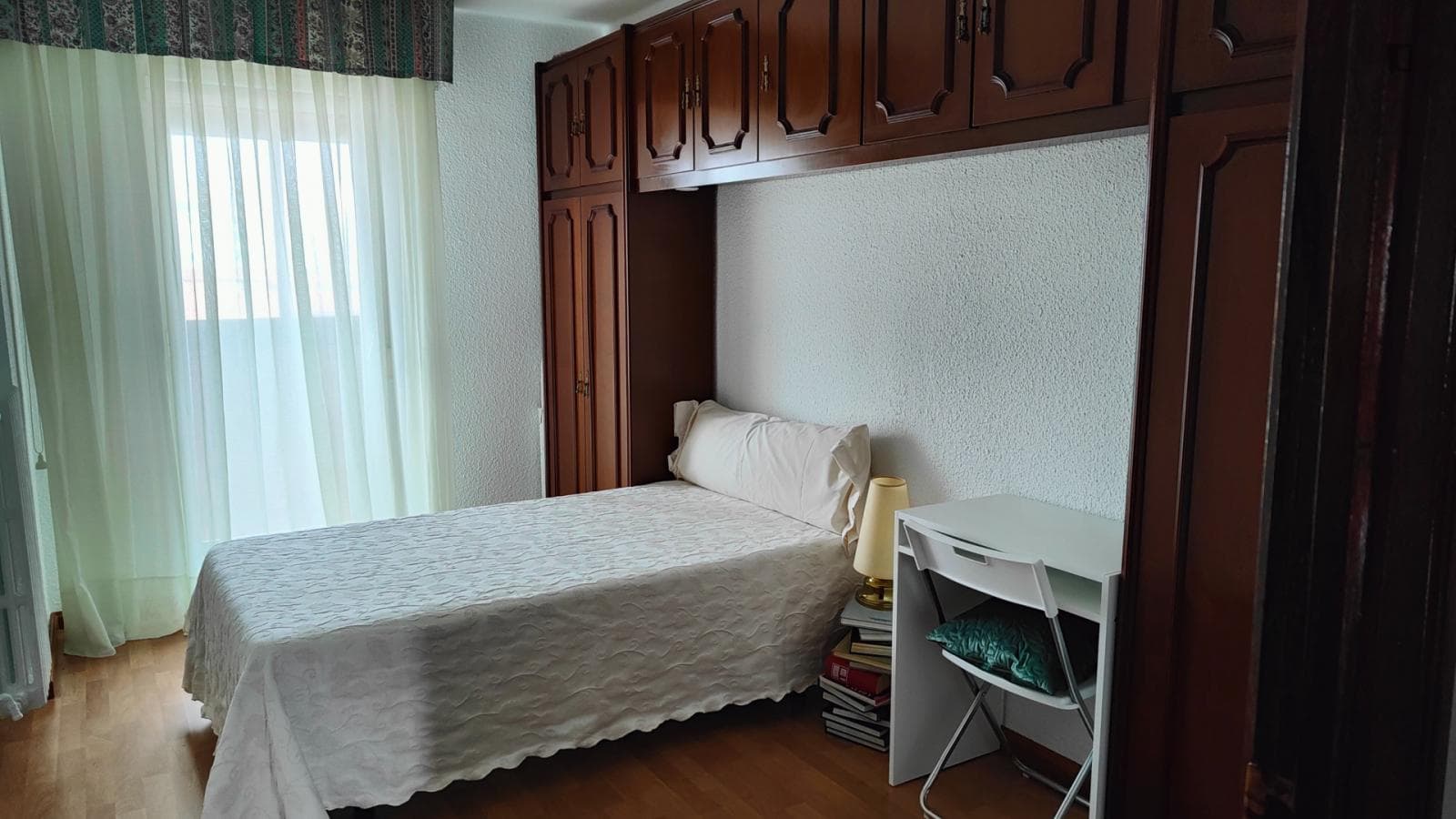 Single bedroom, with balcony, in 5-bedroom apartment photo 1