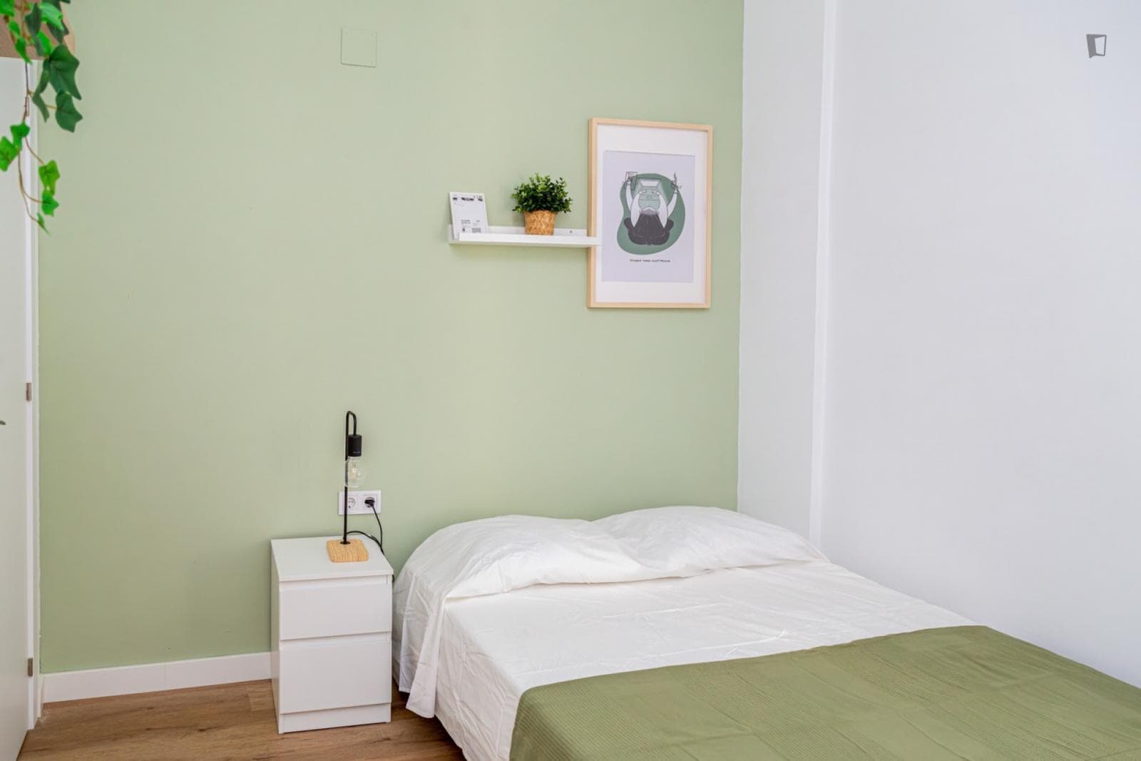 Great looking single bedroom in a property with balcony photo 1