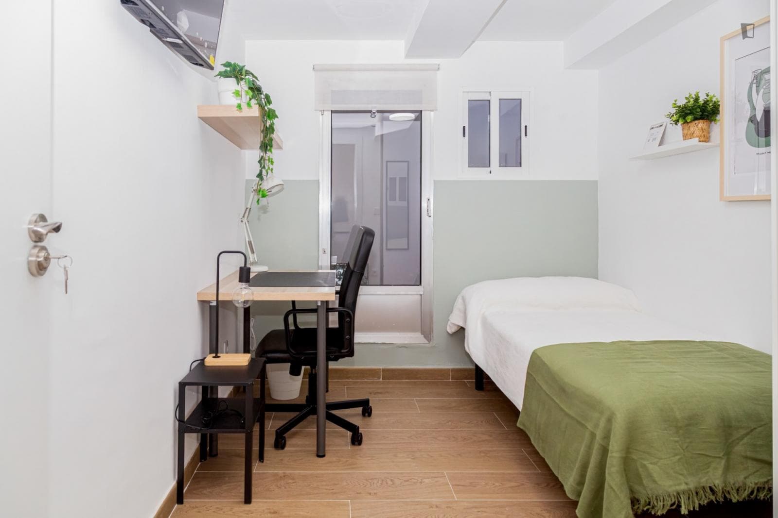 Attractive single bedroom with balcony photo 1