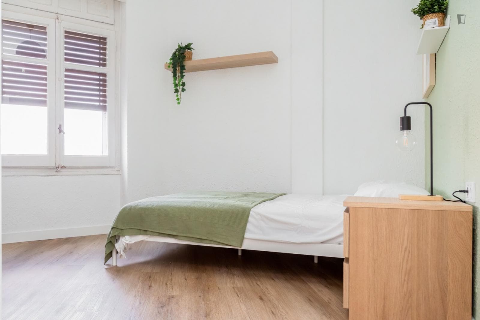Cozy single bedroom photo 1