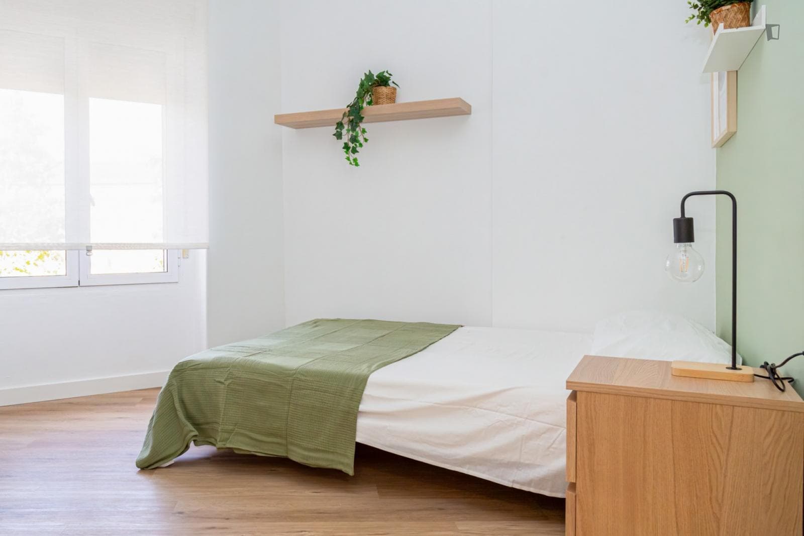 Cozy single bedroom in a property with balcony photo 1