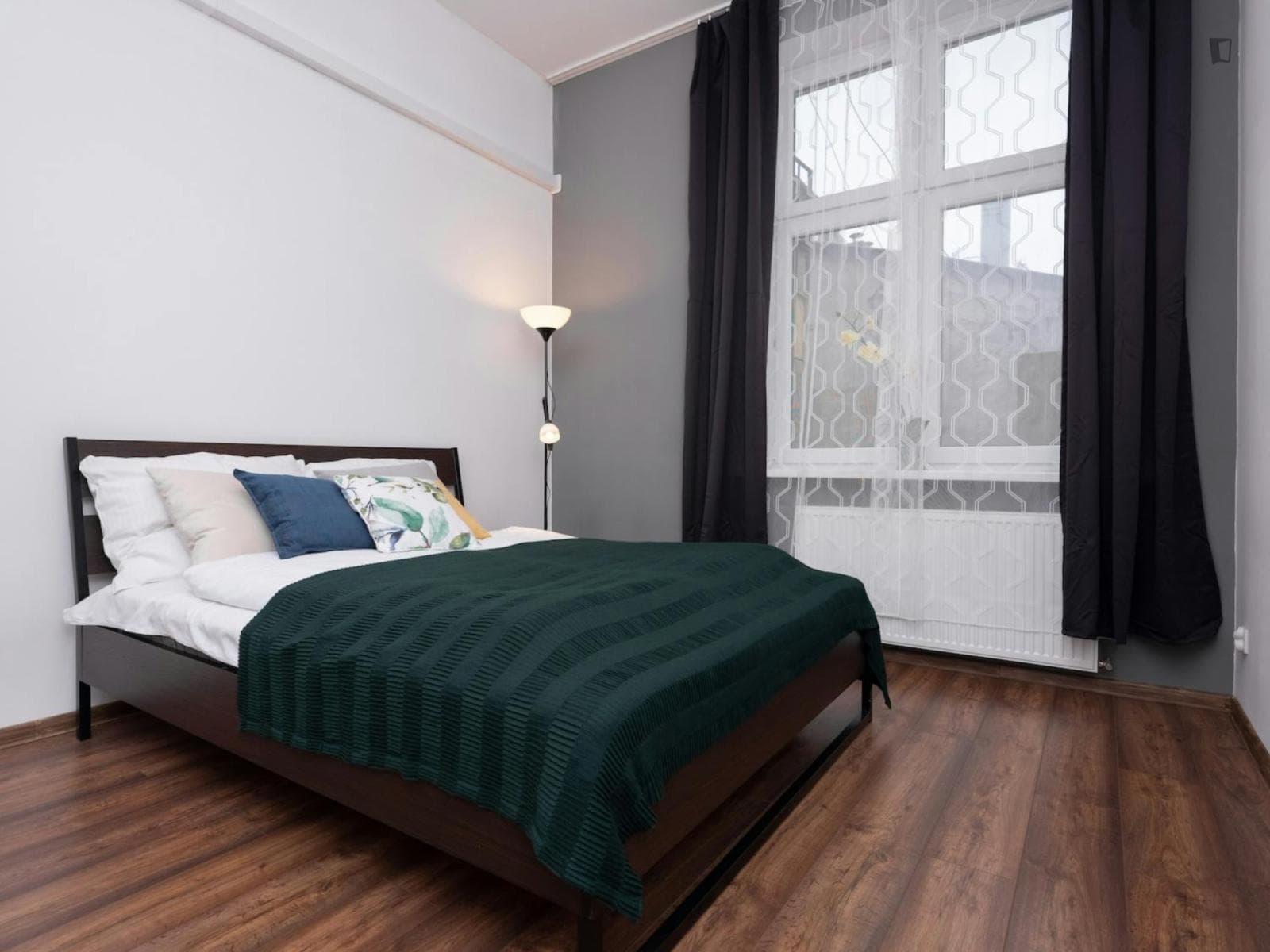 Bright double bedroom in shared flat in the hip Kazimierz neighbourhood photo 1