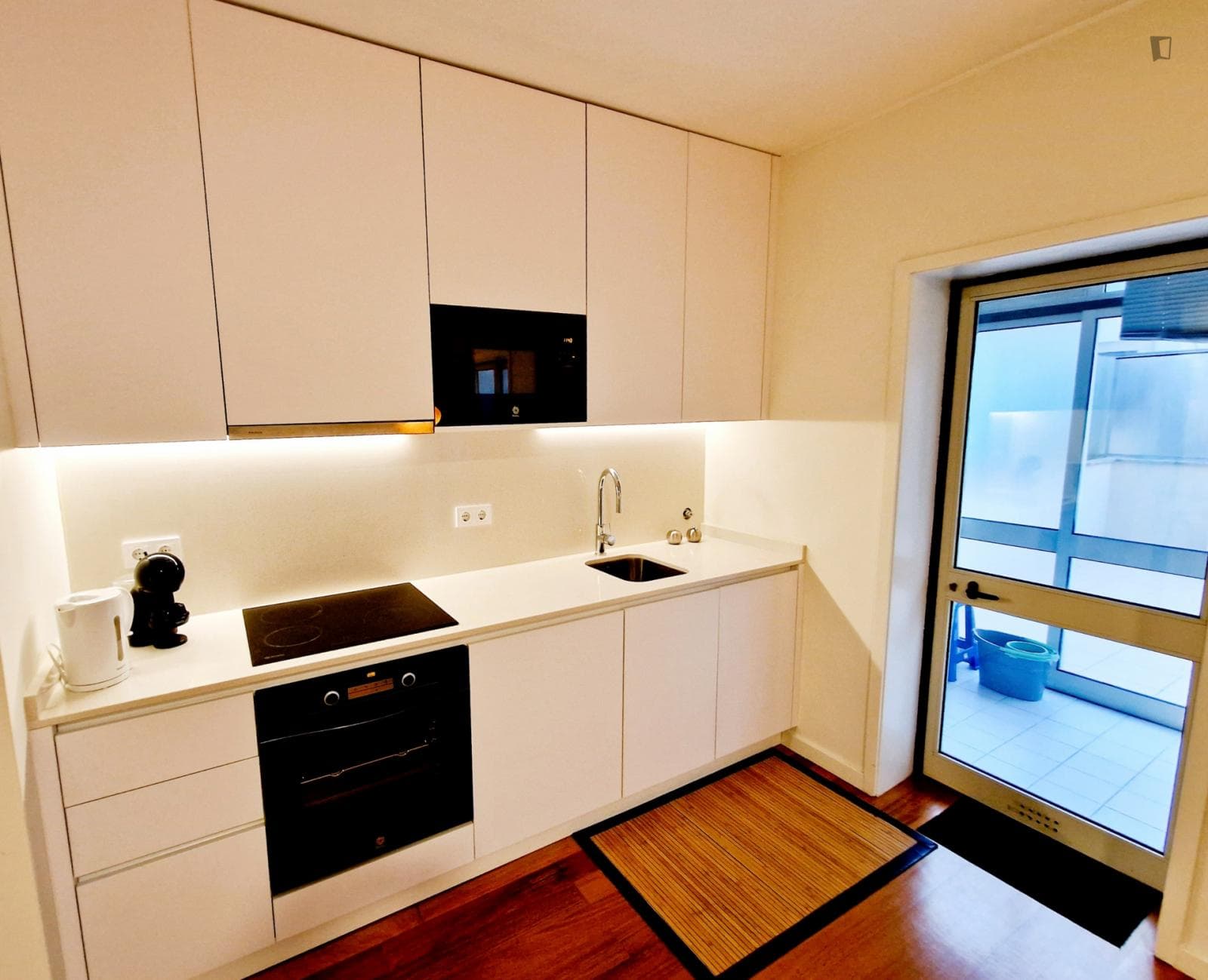 Stunning 1-Bedroom apartment with a lovely patio photo 1