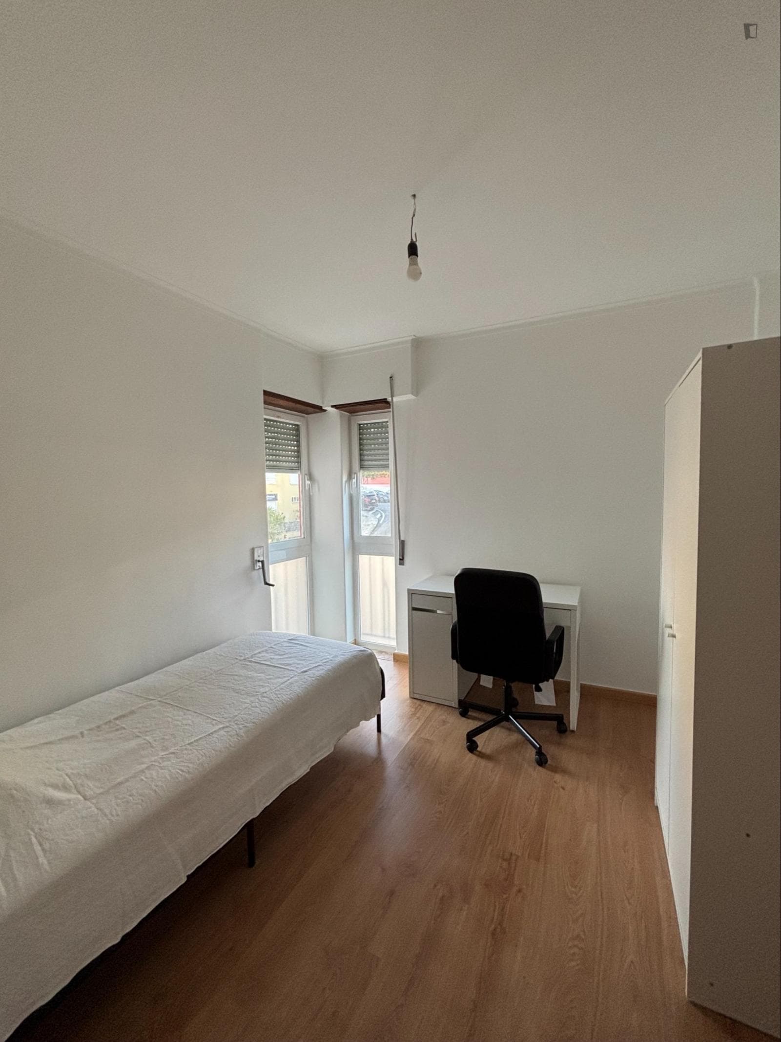 Very comfy single bedroom near the Carcavelos train station photo 1