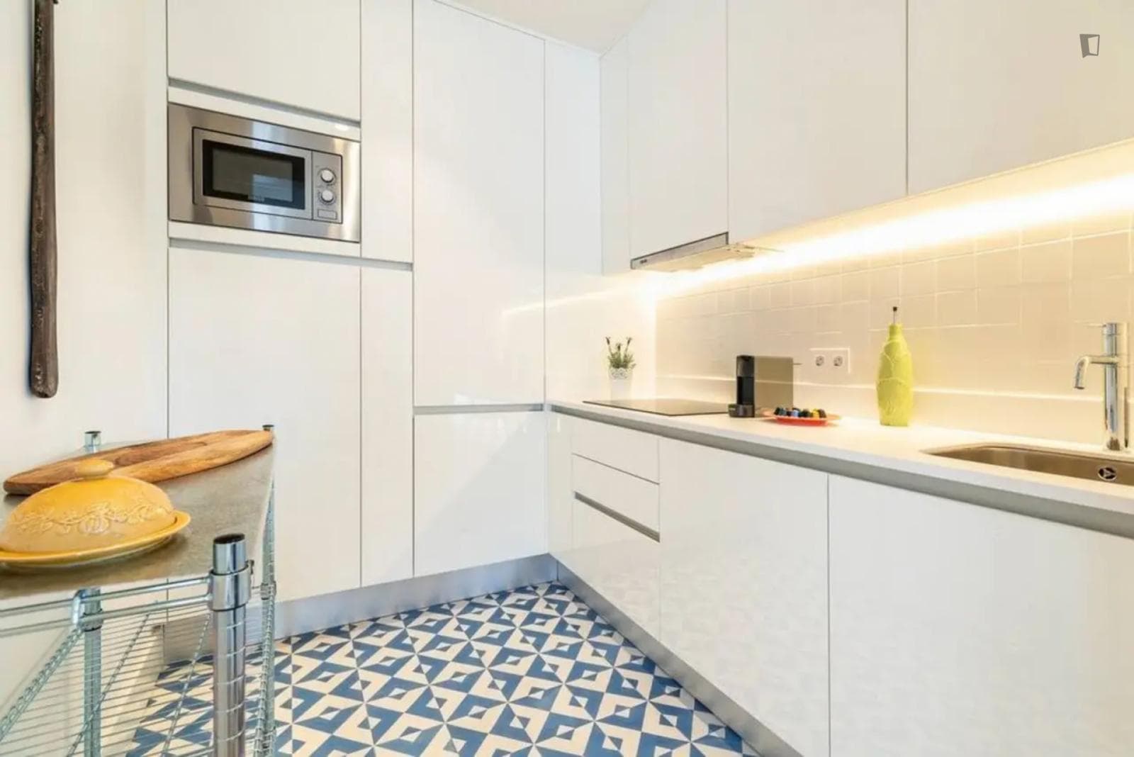 Bright and relaxing 1-bedroom apartment in the heart of Lisbon photo 1