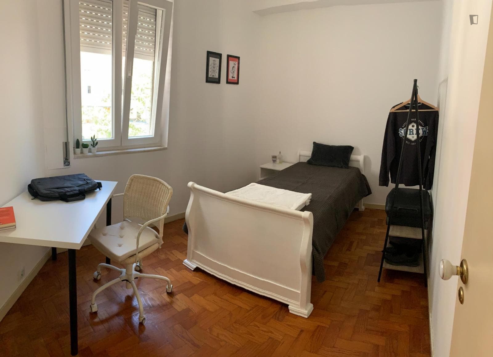 Exciting Single Bedroom close to Cabo Ruivo Metro photo 1