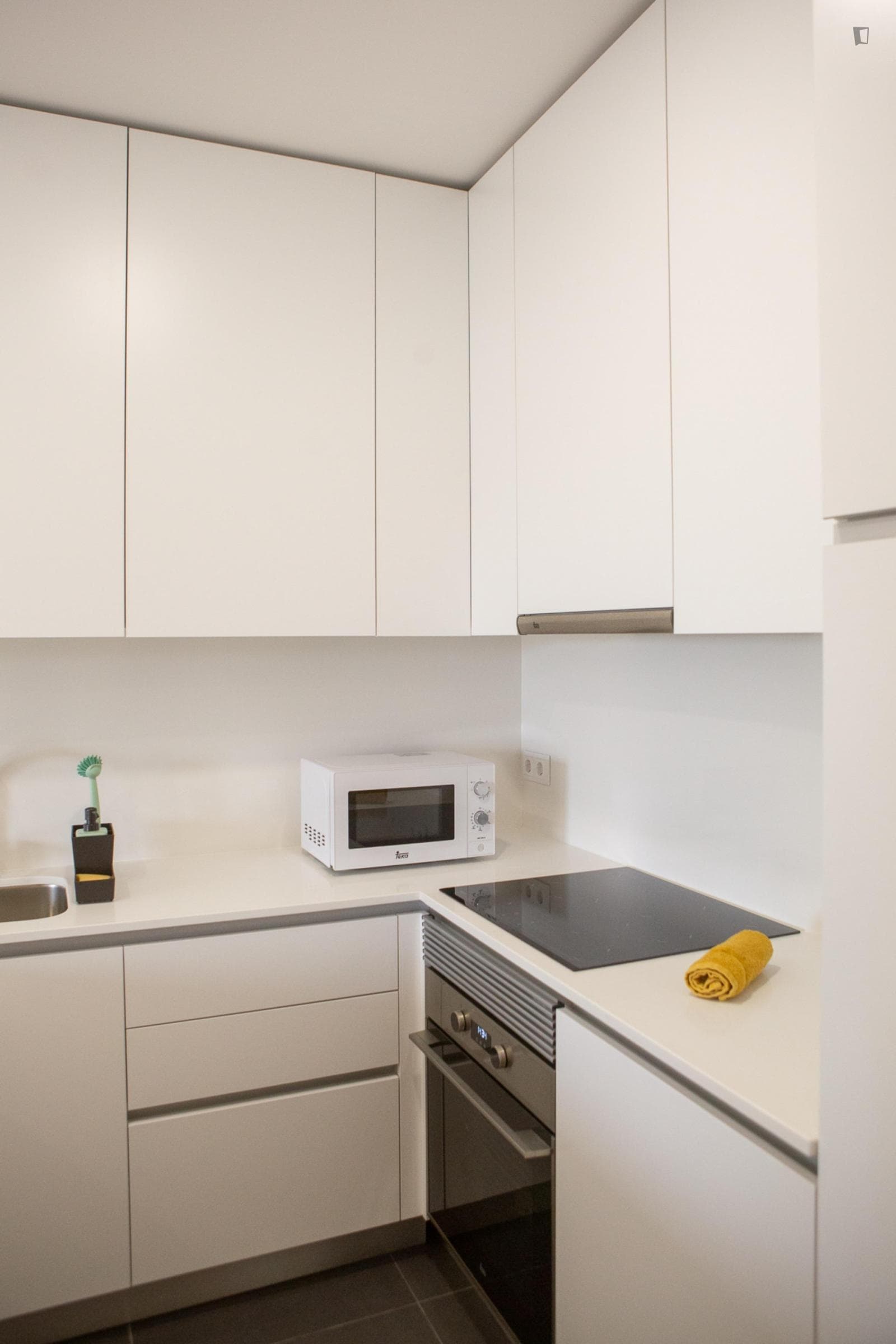 Modern 1 Bedroom Apartment close to Brito Capelo Metro photo 1