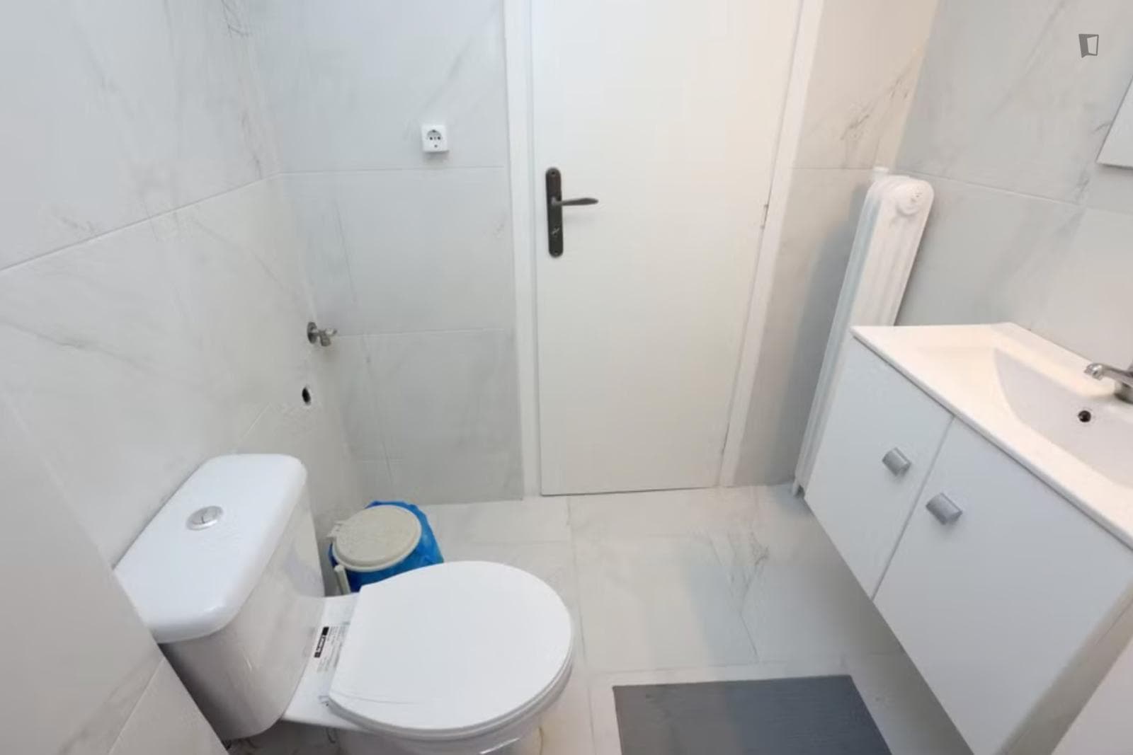 Welcoming double bedroom in Athens photo 1